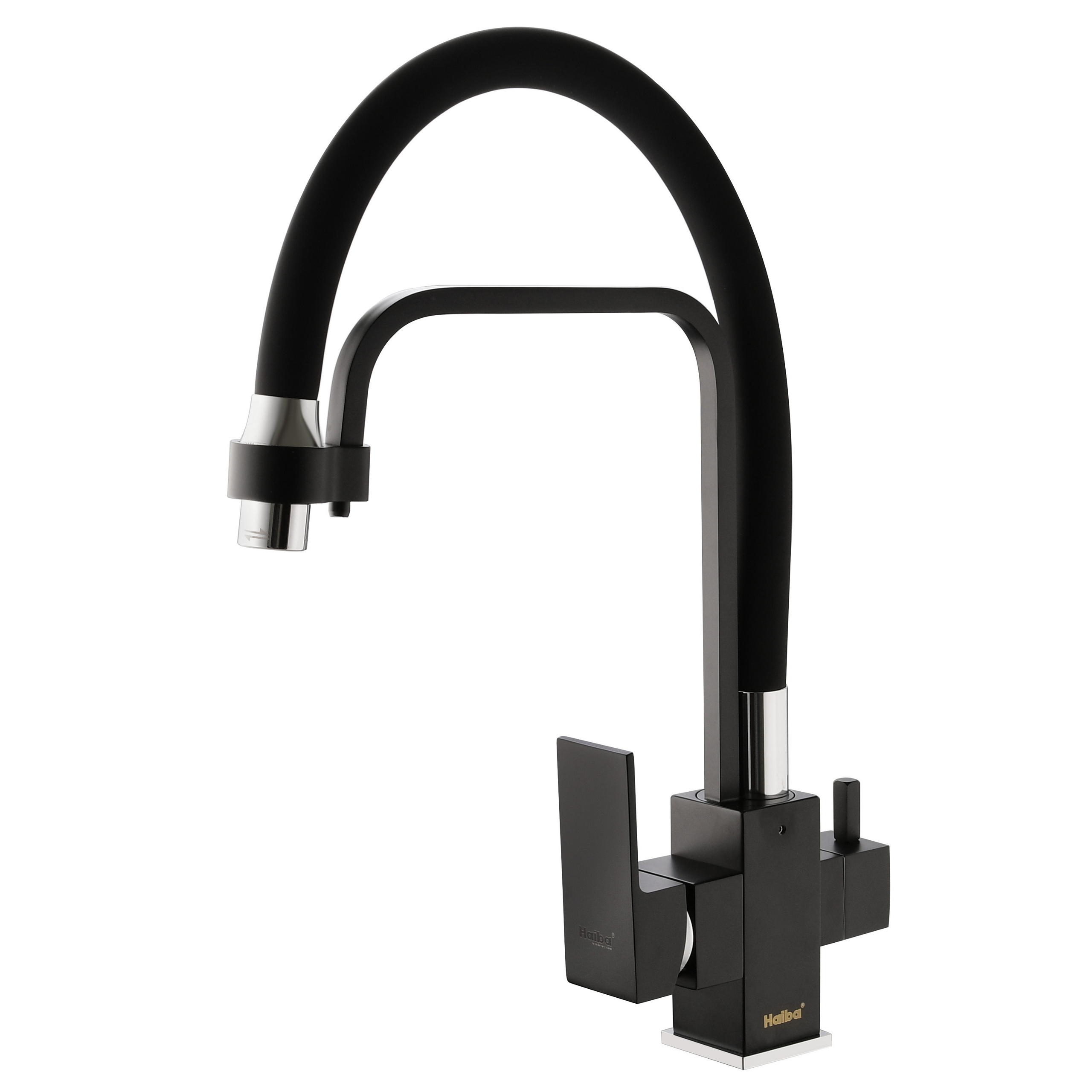 Черный смеситель с питьевой системой