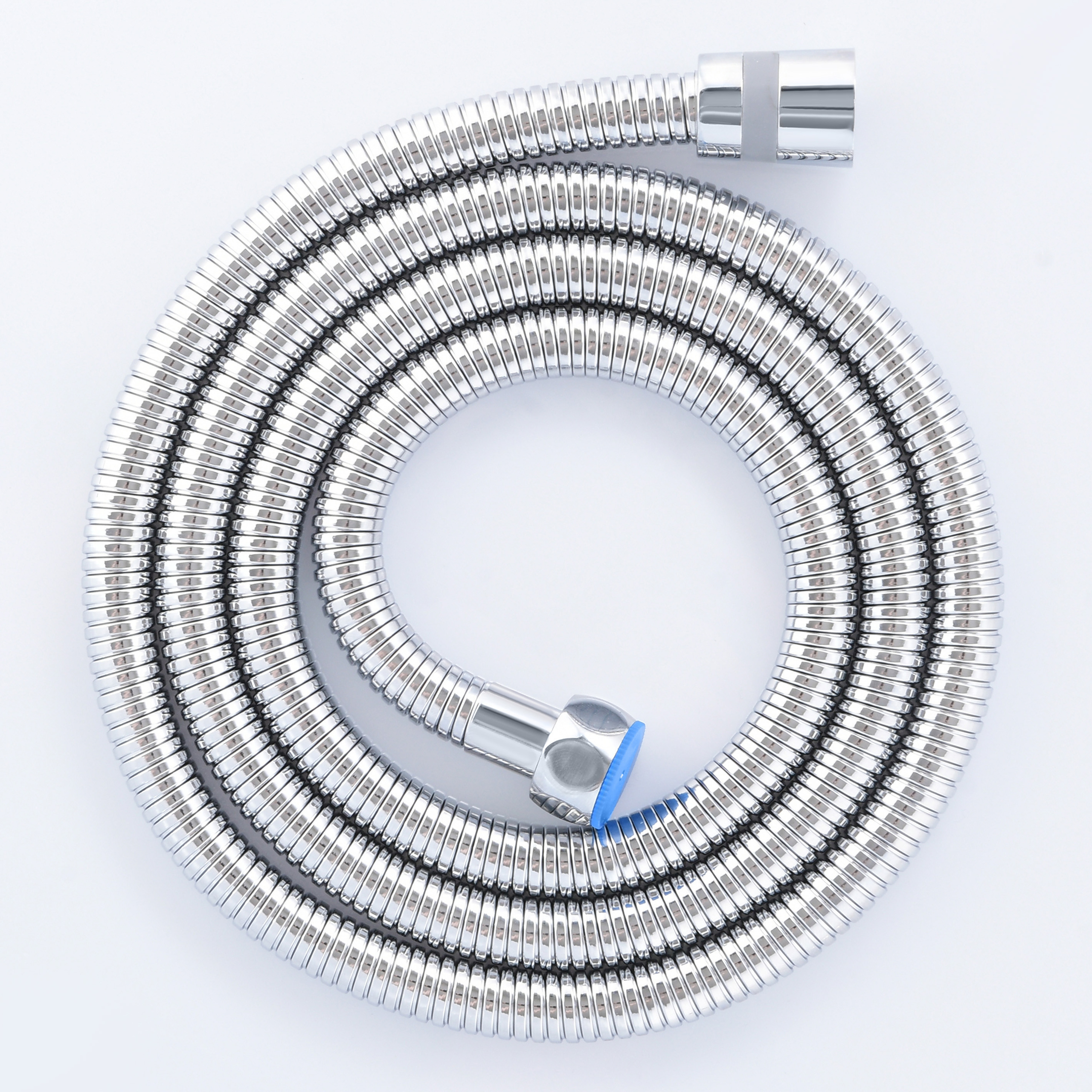 Душевой шланг на белом фоне