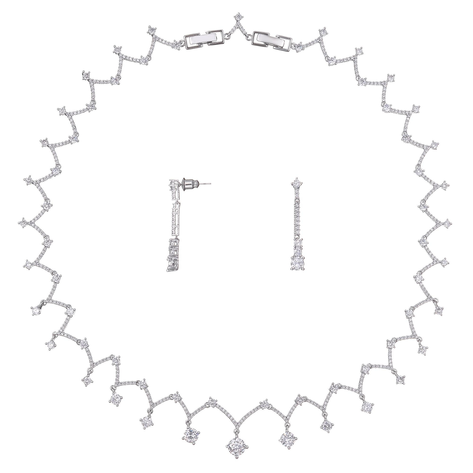 ожерелье и серьги со стразами на белом фоне