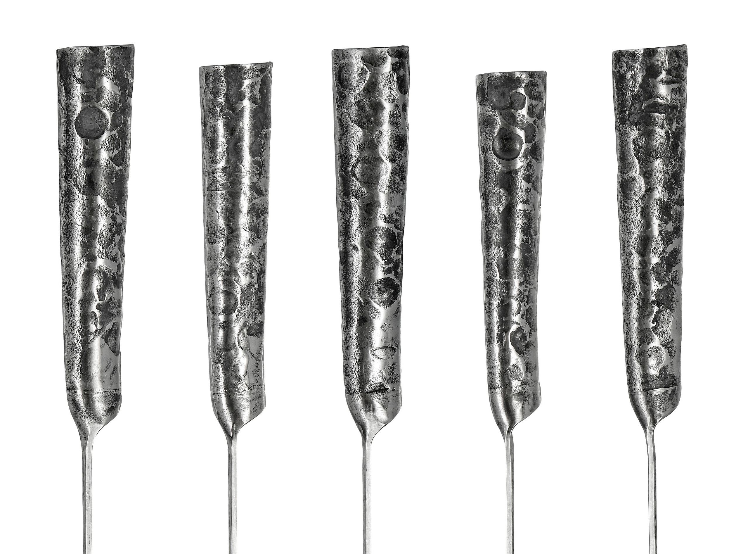 Рукояти ножей на белом фоне