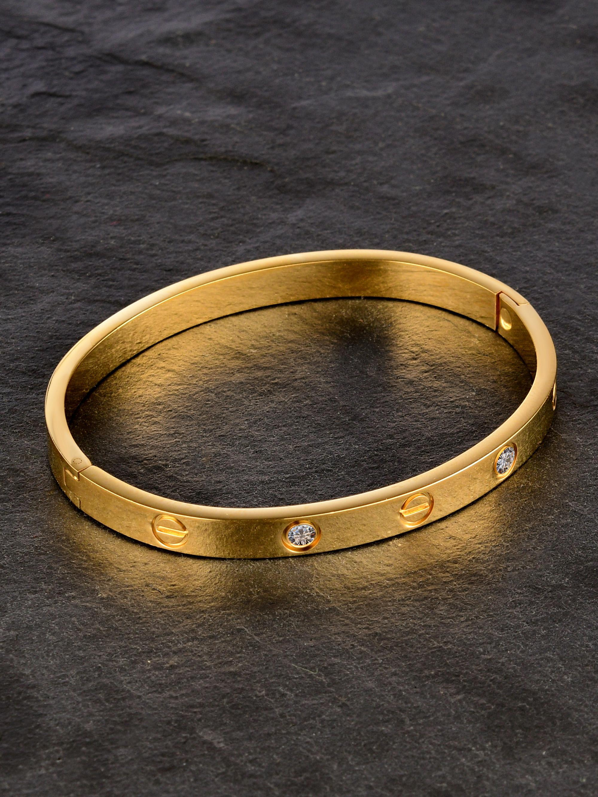 браслет золотой на черном фоне