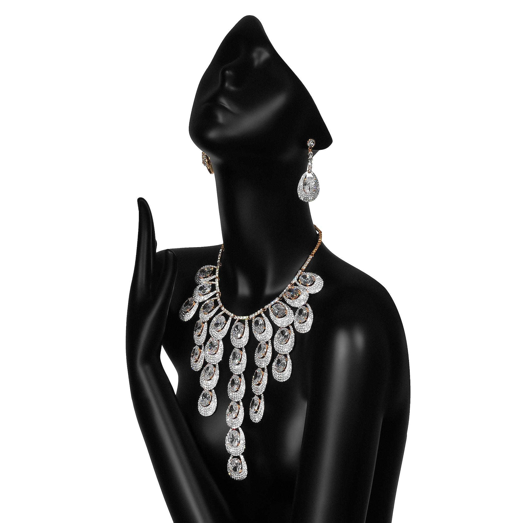 Колье на манекене