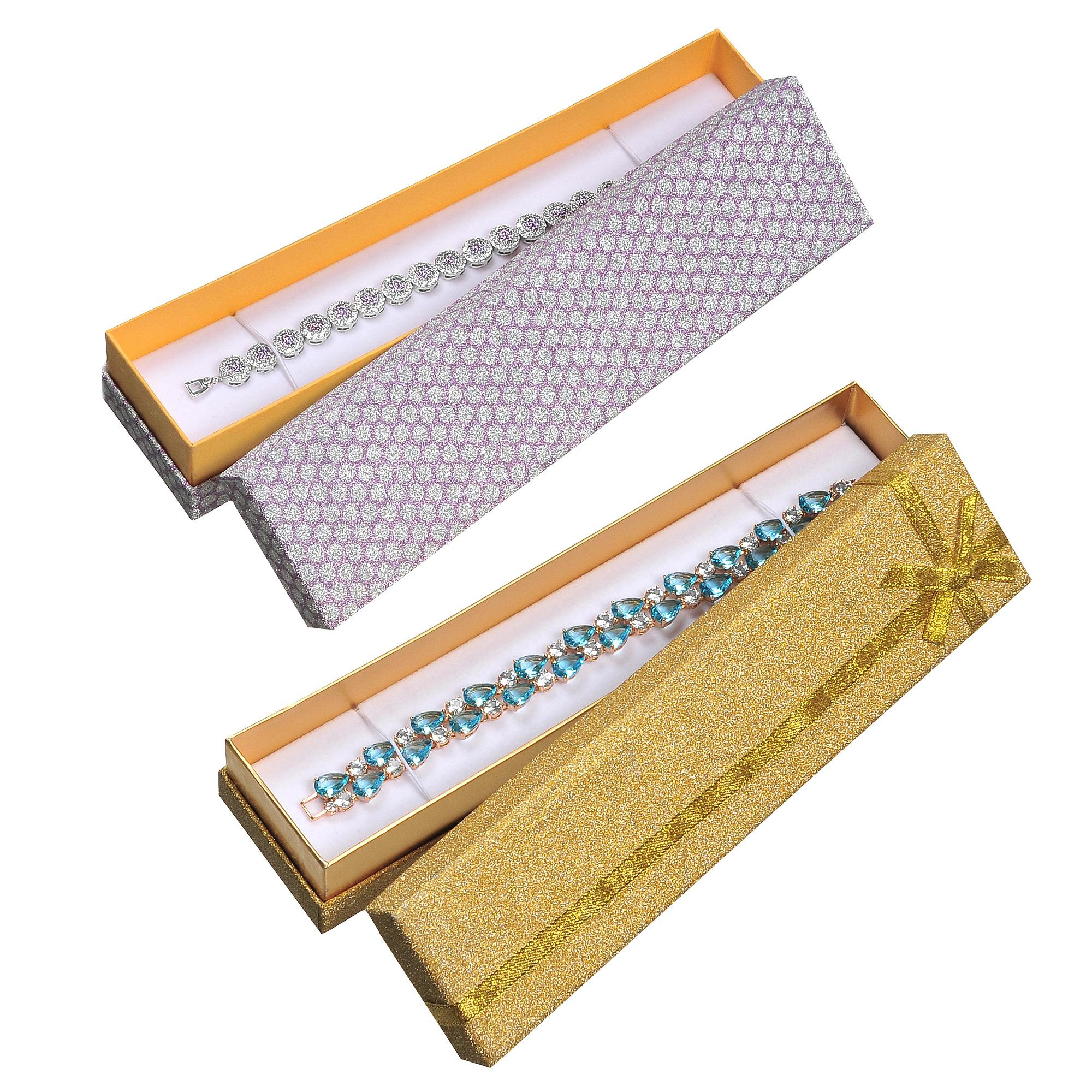 две полуоткрытых коробочки с браслетами