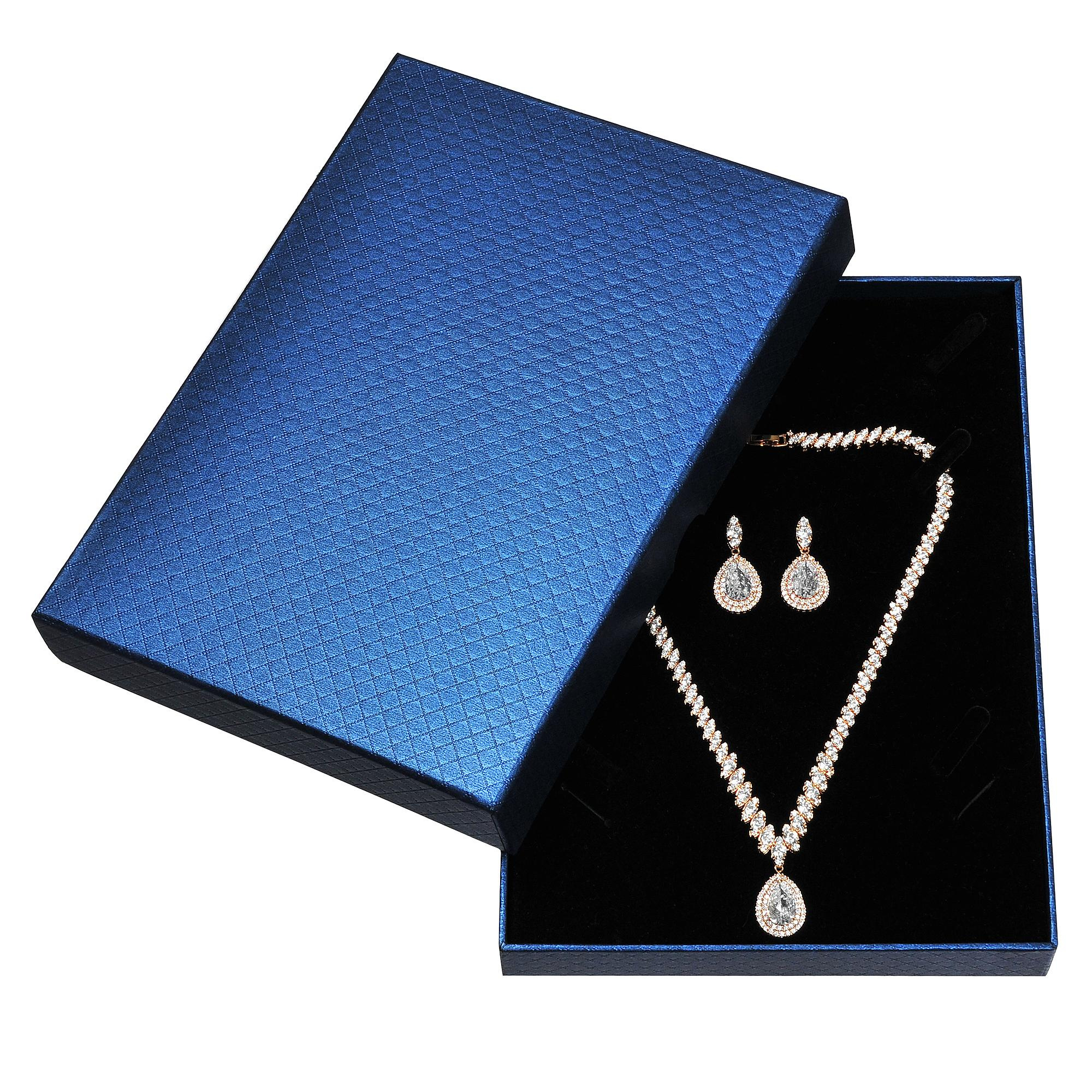 синяя коробка с украшением