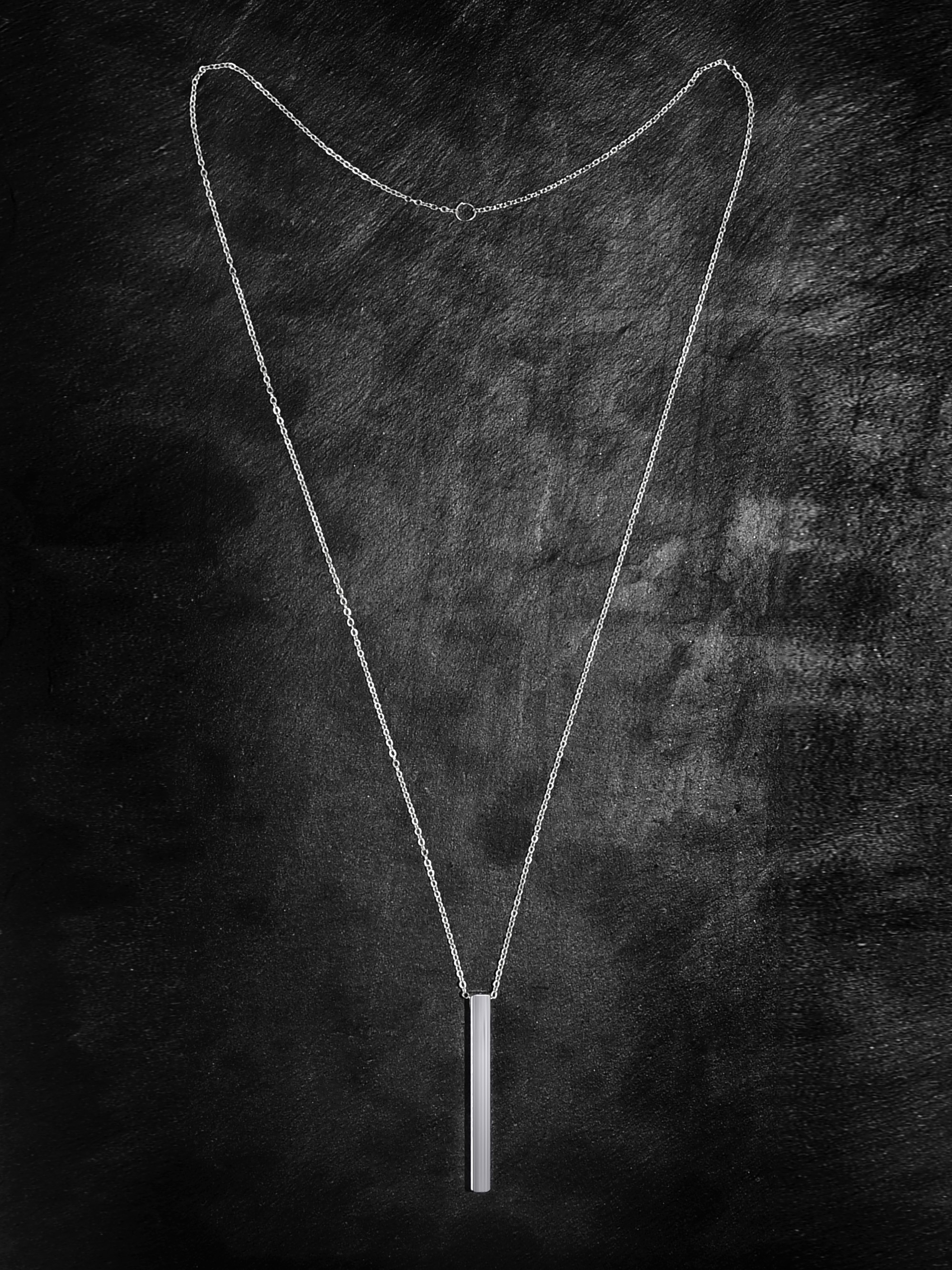 подвеска на чёрном фоне