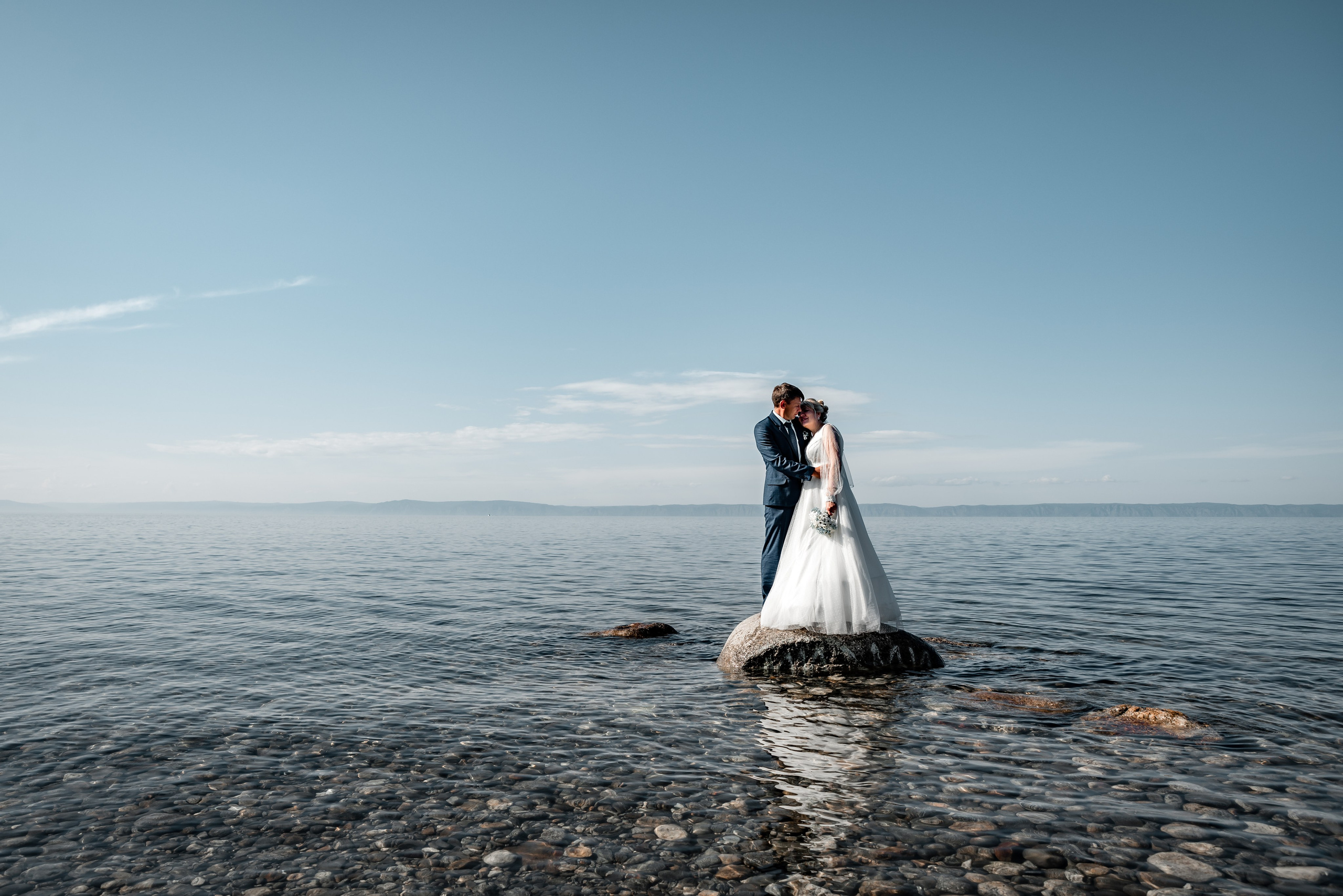 Свадебная фотосессия на Байкале и горах. Семейный и свадебный фотограф в Иркутске Максим Жигалов