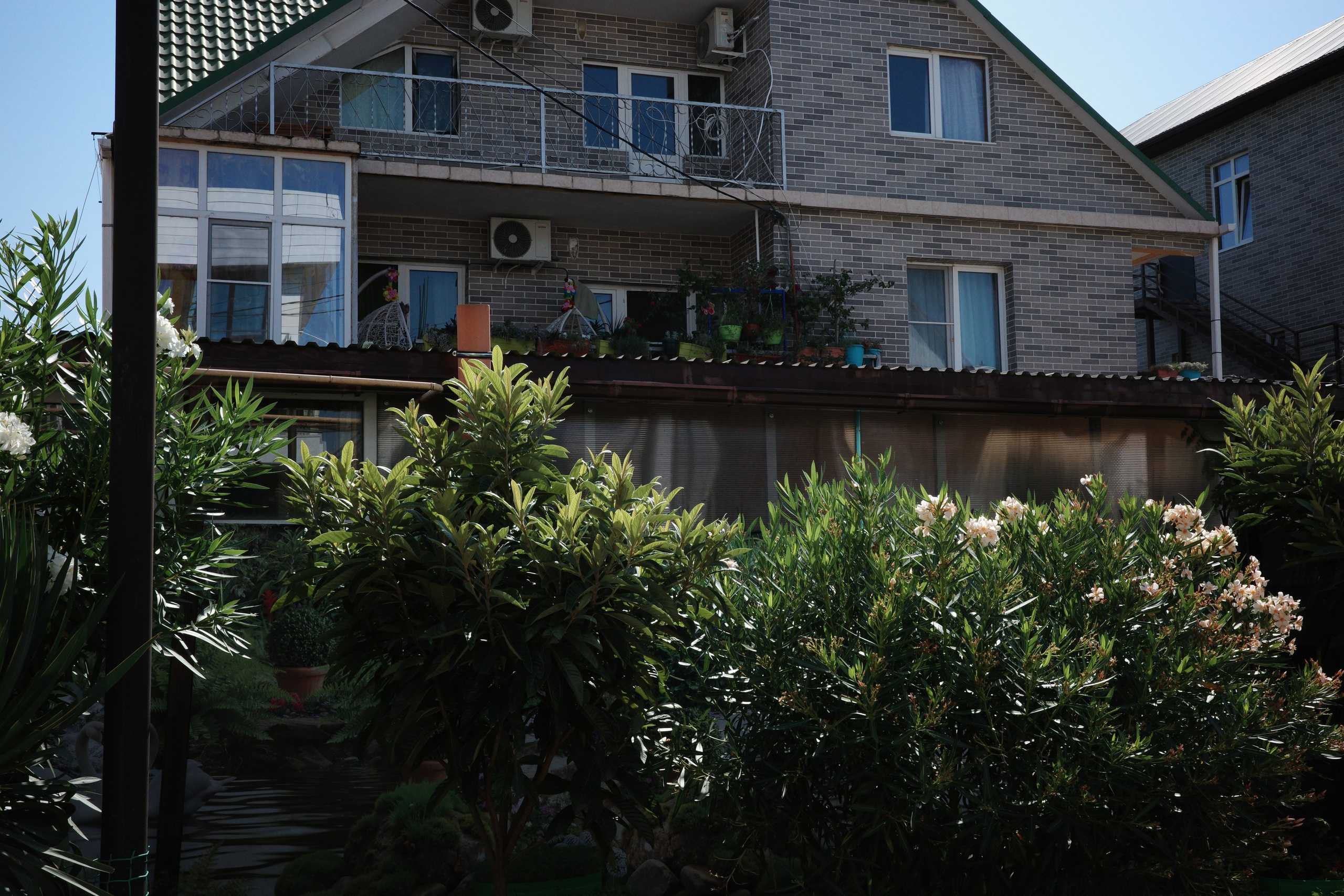 Узкие улицы и небольшие частные домики. Многие из них предназначены под сдачу жилья.