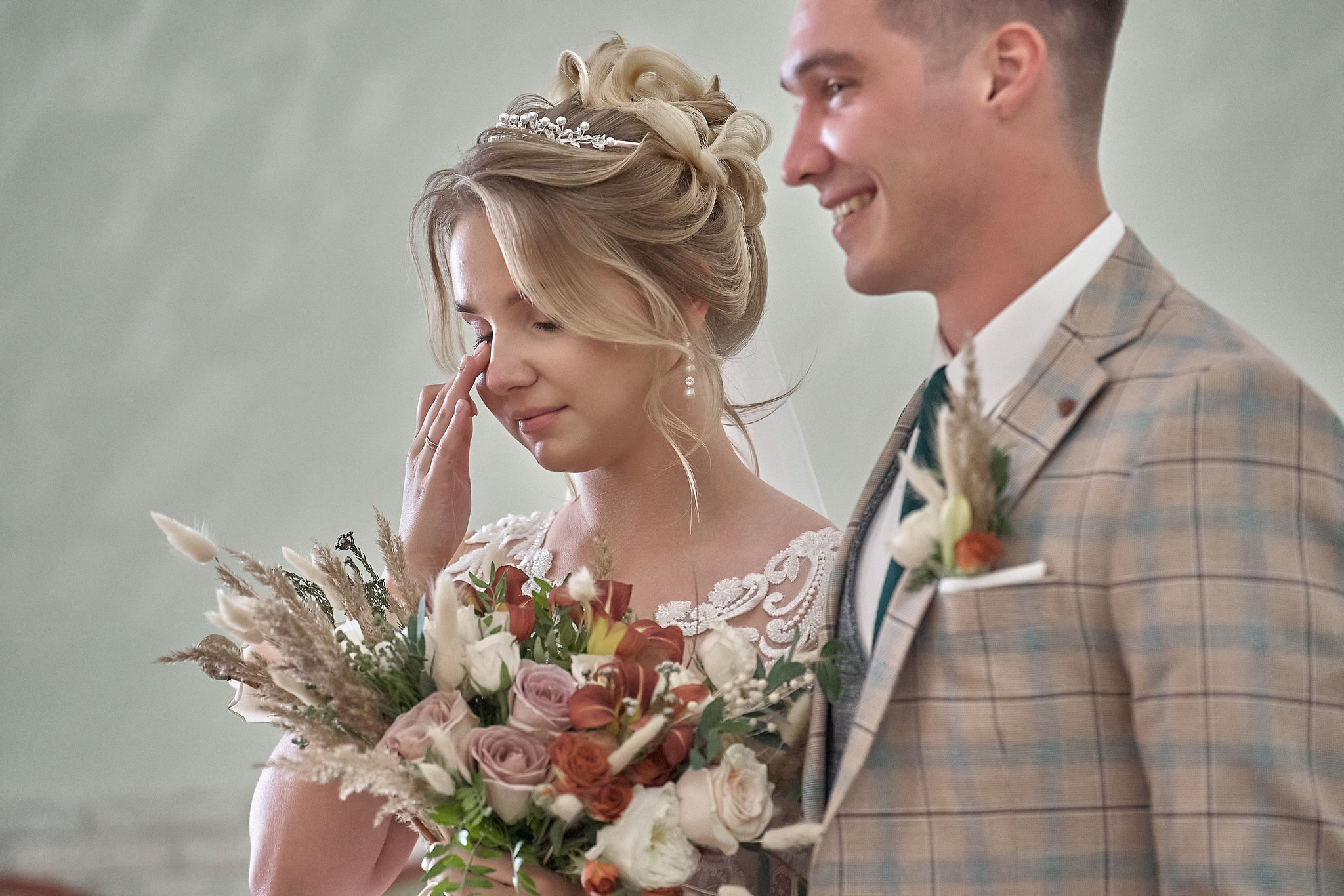 Невеста плачет от счастья в Дмитровском загсе. Свадебный фотограф в Москве Сергей Гаварос. gavaros.ru