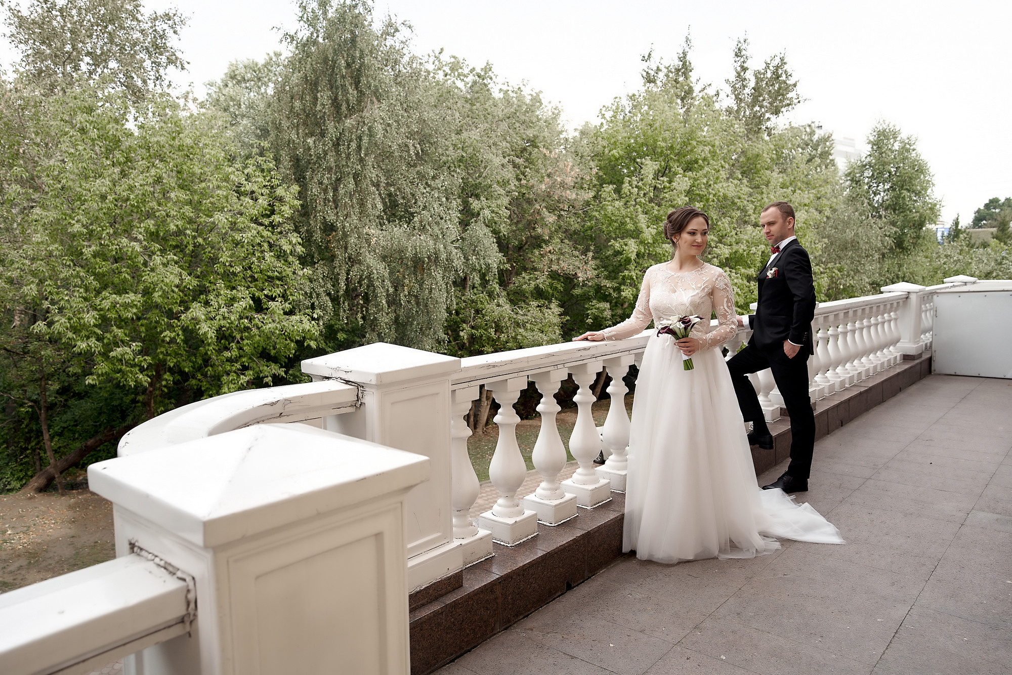 Жених и невеста на террасе у Дома Торжеств Сафиса. Свадебный фотограф в Москве Сергей Гаварос gavaros.ru