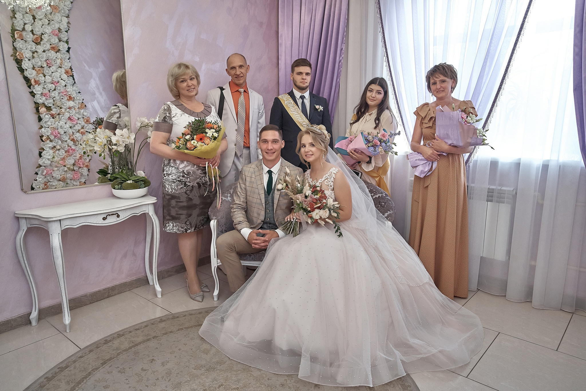 Молодожены с родителями фотографируются в Дмитровском загсе. Свадебный фотограф в Москве Сергей Гаварос. gavaros.ru