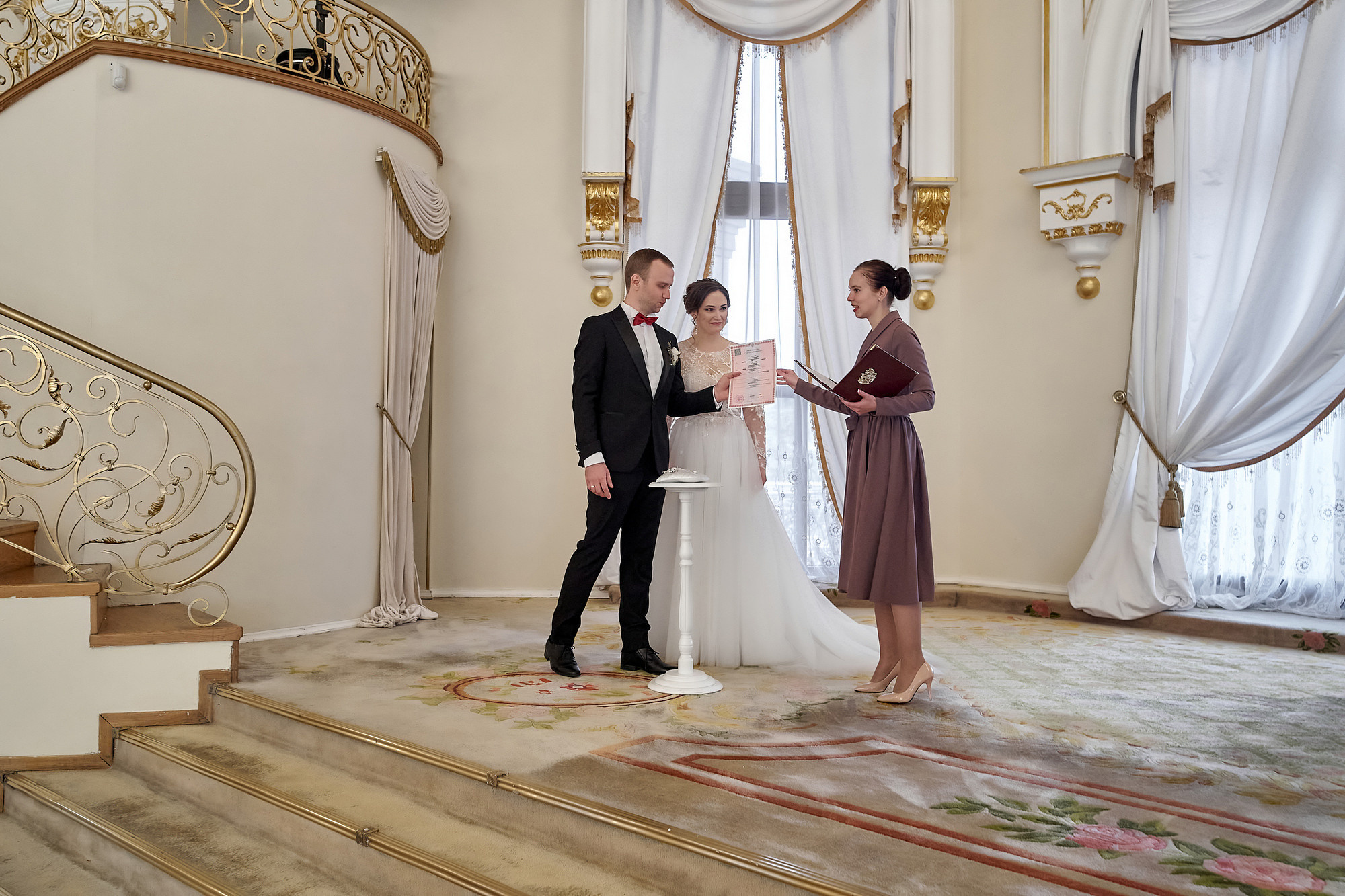 Регистратор вручает молодоженам свидетельство о регистрации брака. Дом Торжеств Сафиса Свадебный фотограф в Москве Сергей Гаварос gavaros.ru