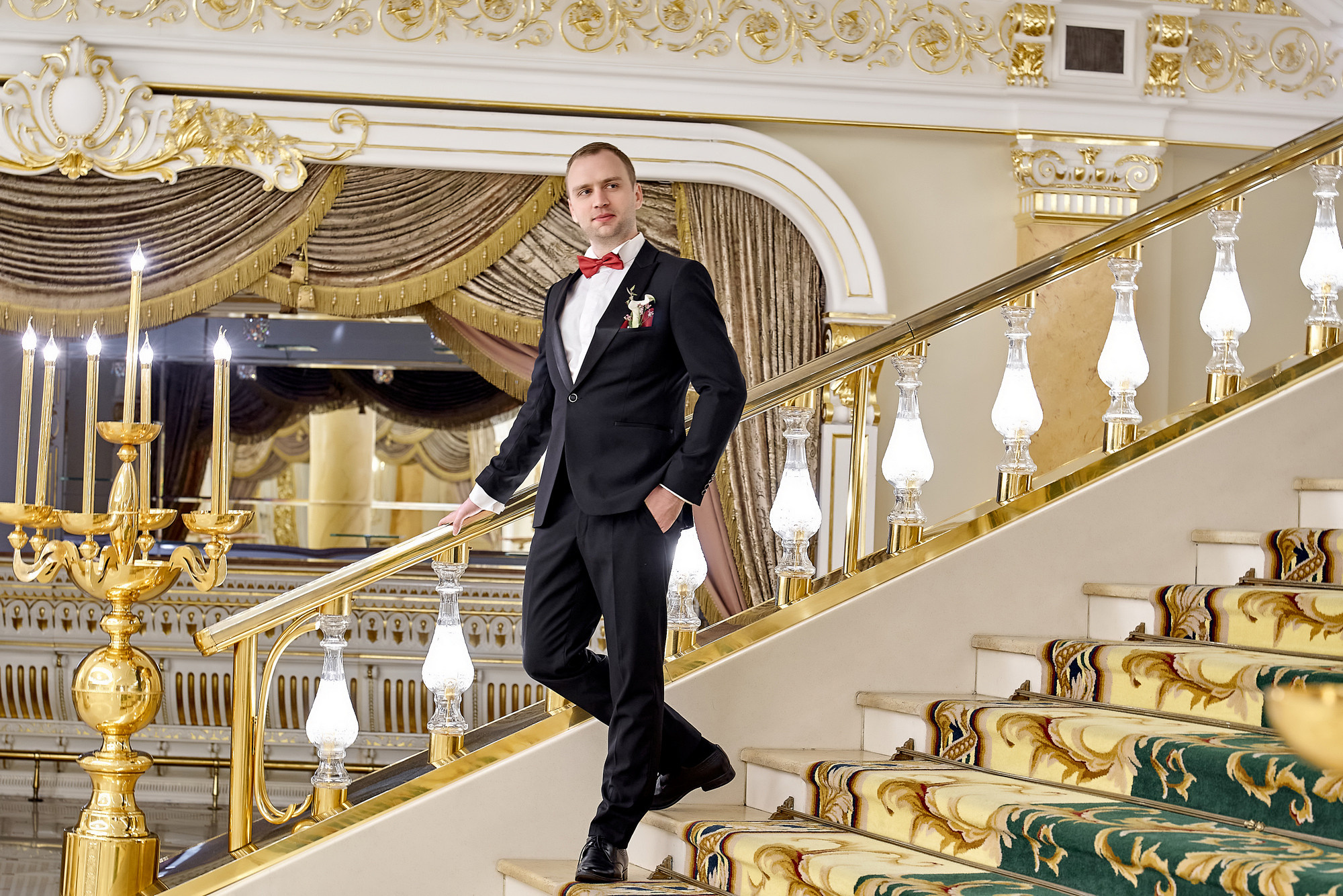 Жених стоит на парадной лестнице Дом Торжеств Сафиса Свадебный фотограф в Москве Сергей Гаварос gavaros.ru
