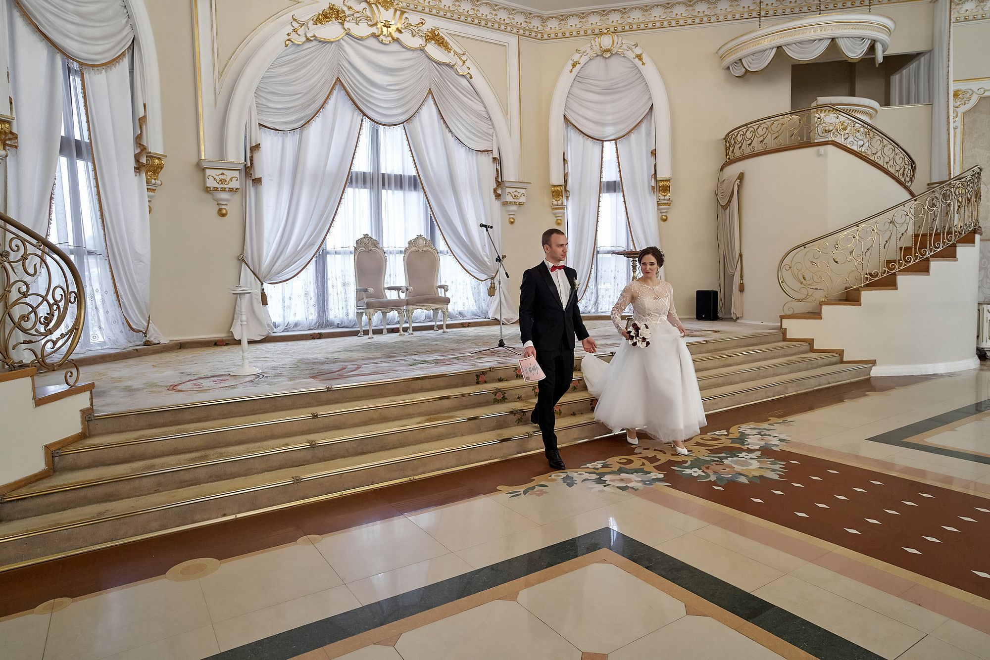 Молодожены спускаются по лестнице для поздравлений Дом Торжеств Сафиса Свадебный фотограф в Москве Сергей Гаварос gavaros.ru