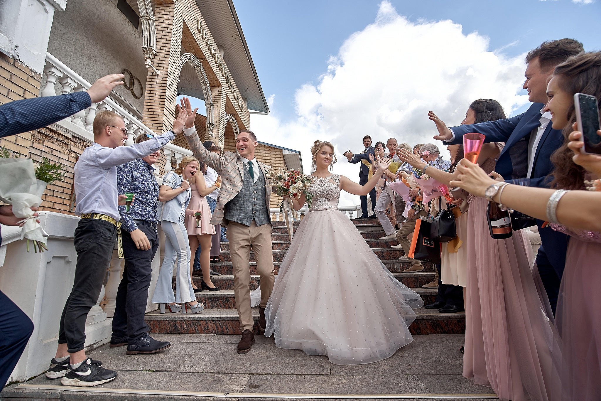 Гости встречают молодоженов на выходе из Дмитровского загса. Свадебный фотограф в Москве Сергей Гаварос. gavaros.ru