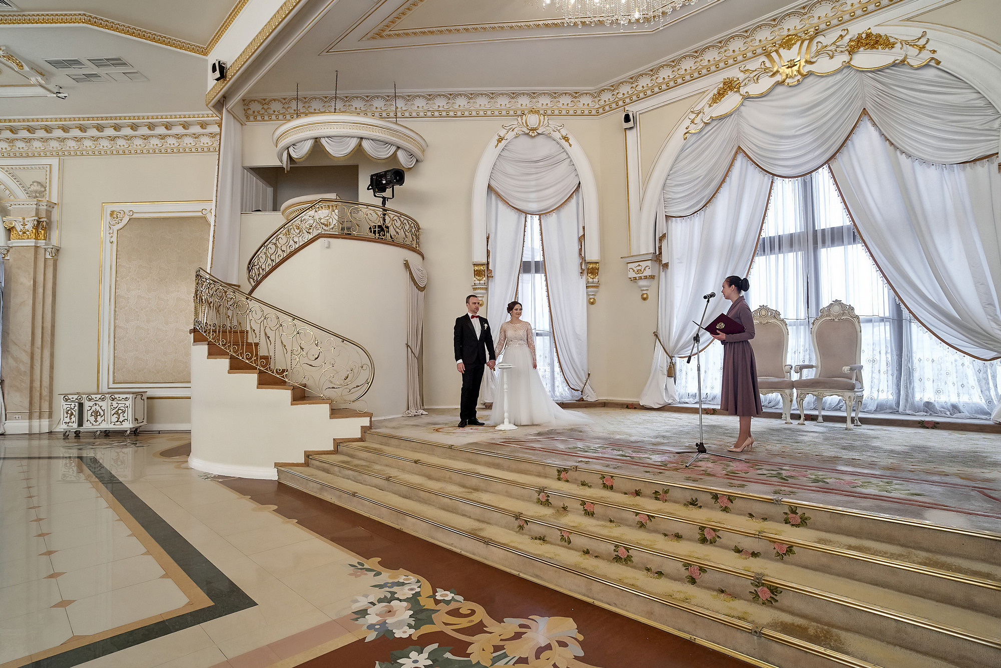 Регистратор поздравляет молодоженов с бракосочетанием Молодожены во время церемонии бракосочетания Дом Торжеств Сафиса Свадебный фотограф в Москве Сергей Гаварос gavaros.ru