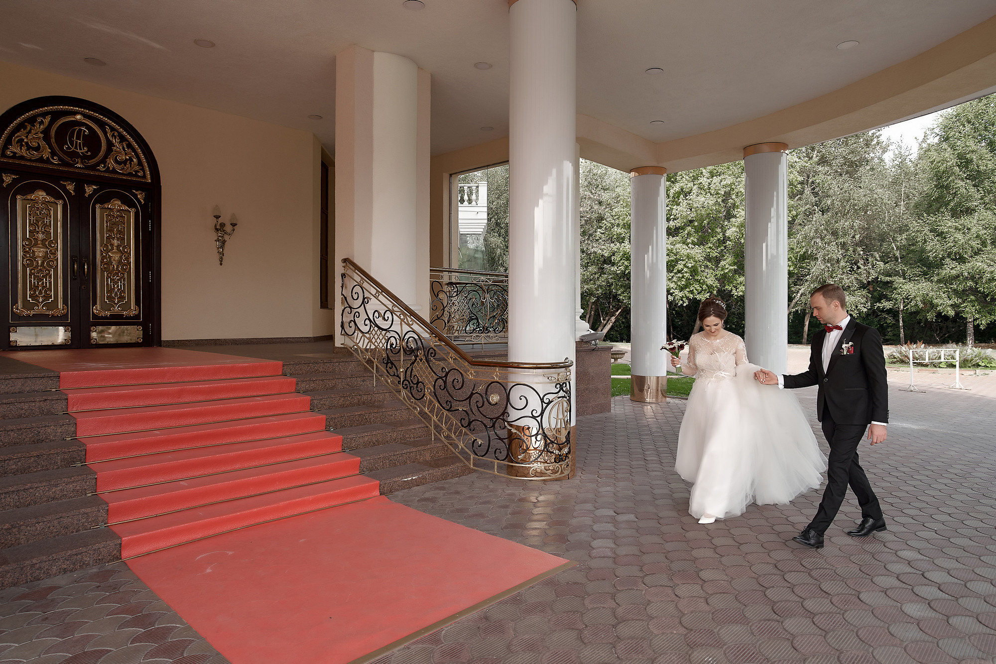 Жених и невеста входят в Дом Торжеств Сафиса Свадебный фотограф в Москве Сергей Гаварос gavaros.ru