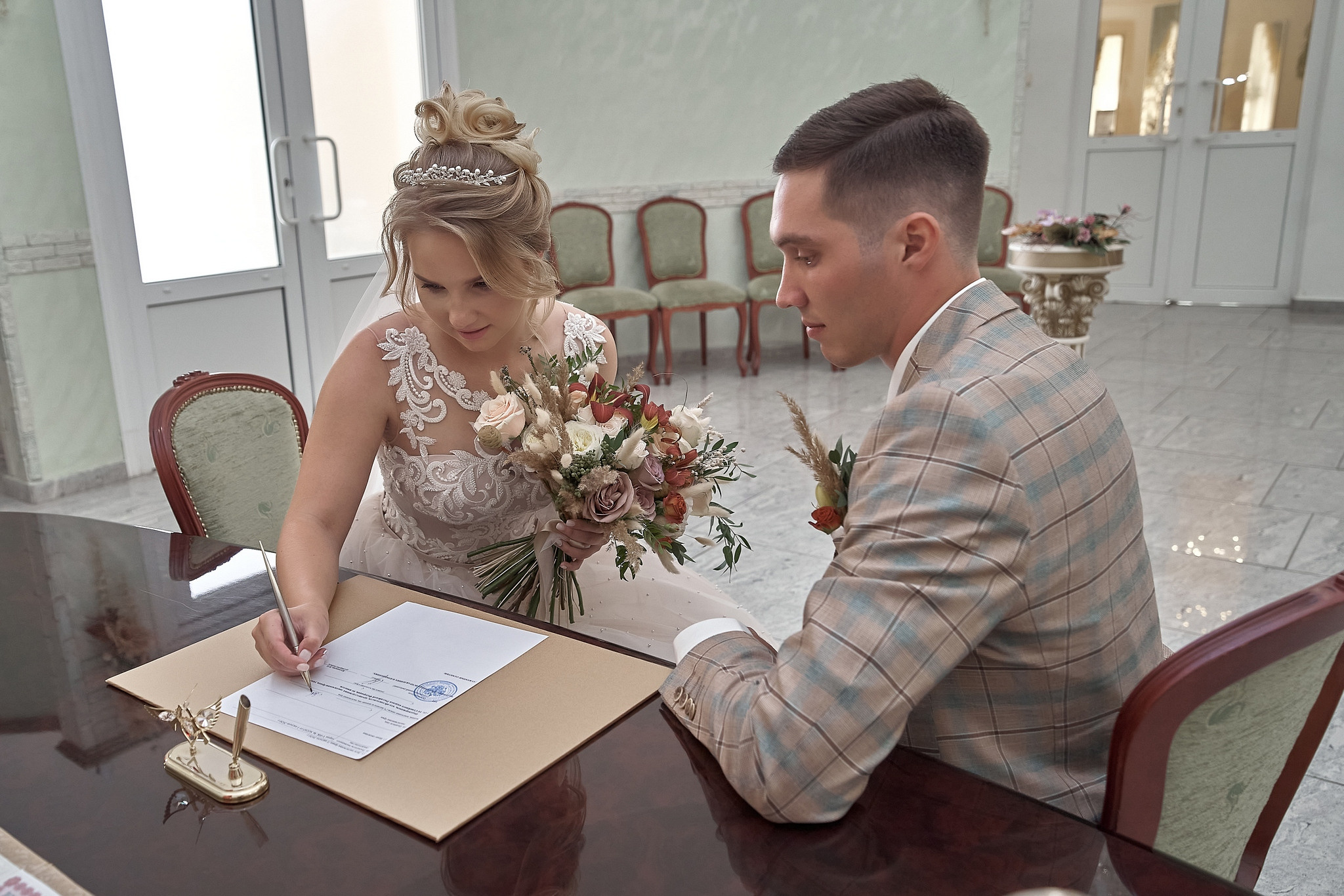 Невеста ставит подпись при регистрации брака в Дмитровском загсе. Свадебный фотограф в Москве Сергей Гаварос. gavaros.ru