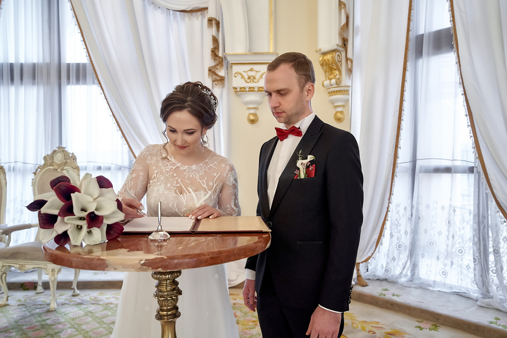 Невеста расписывается во время церемонии бракосочетания Дом Торжеств Сафиса Свадебный фотограф в Москве Сергей Гаварос gavaros.ru