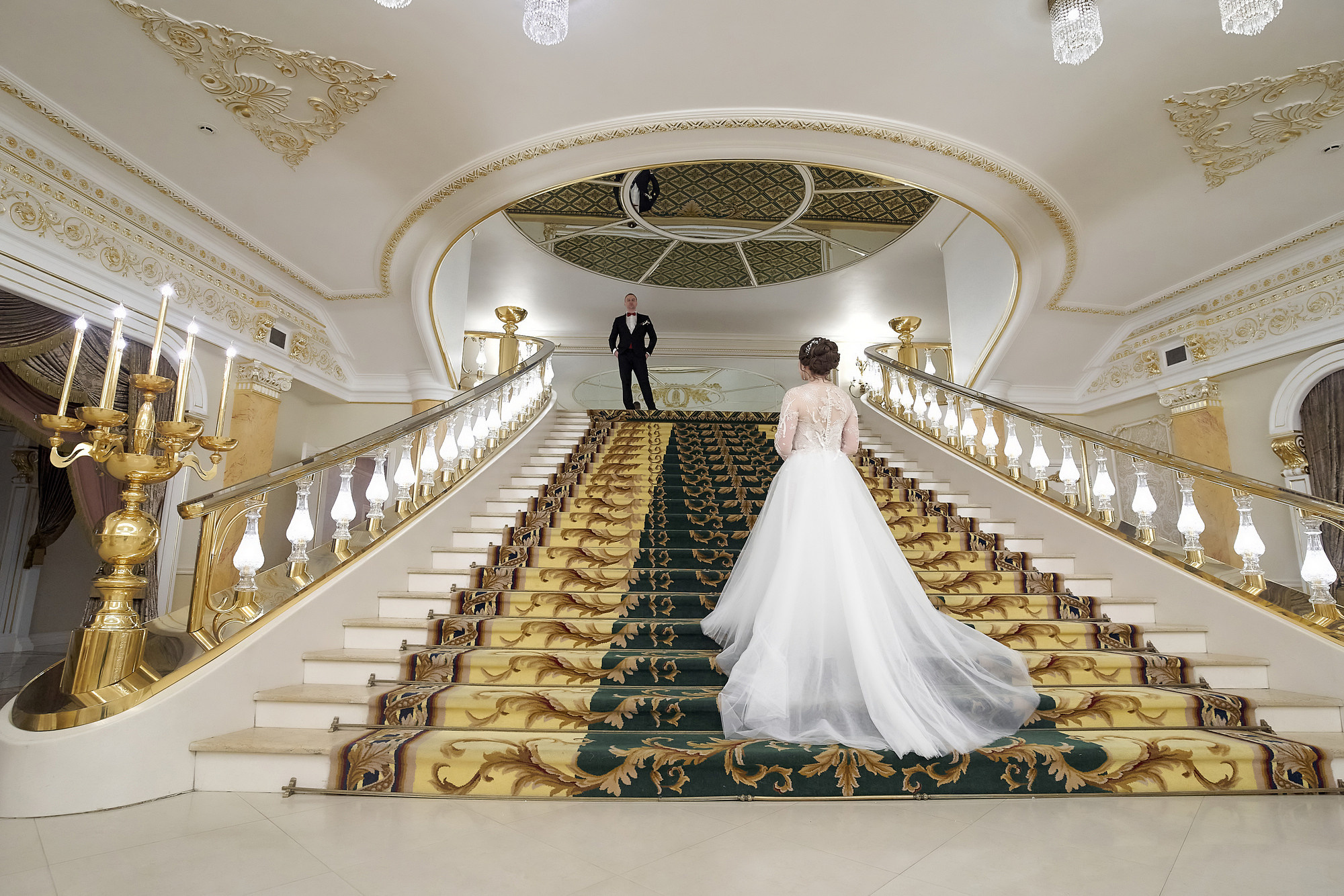 Невеста поднмиается по парадной лестнице к жениху . Дом Торжеств Сафиса Свадебный фотограф в Москве Сергей Гаварос gavaros.ru