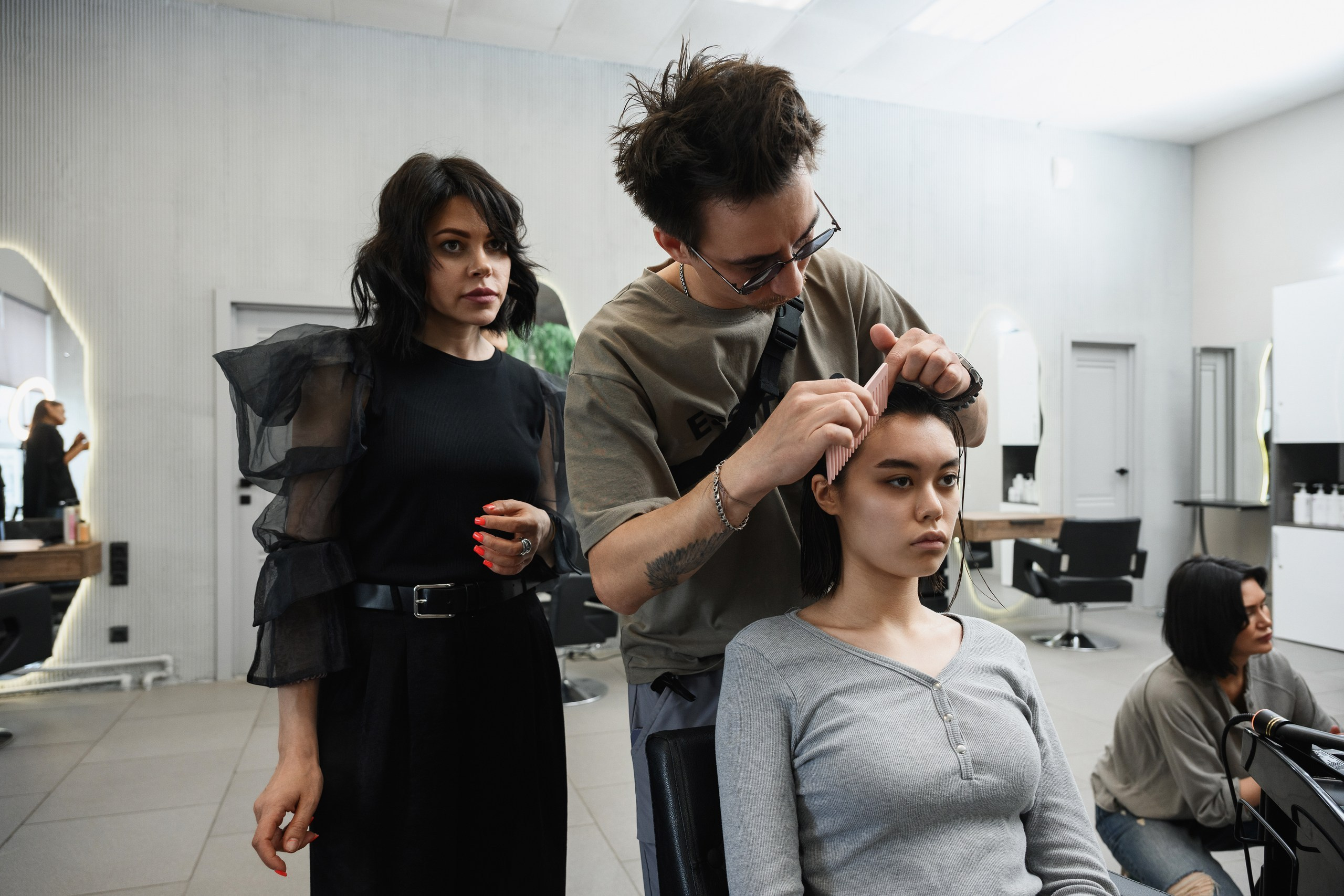 Фотосъемка в парикмахерской в Петропавловске-Камчатском. Профессиональная фотосессия в салоне красоты в Петропавловске-Камчатском. Стильная фотосъемка парикмахерских работ в Петропавловске-Камчатском. Креативные образы и прически в фотосессии парикмахерской в Петропавловске-Камчатском. Фотосъемка в барбершопе и салоне красоты в Петропавловске-Камчатском.