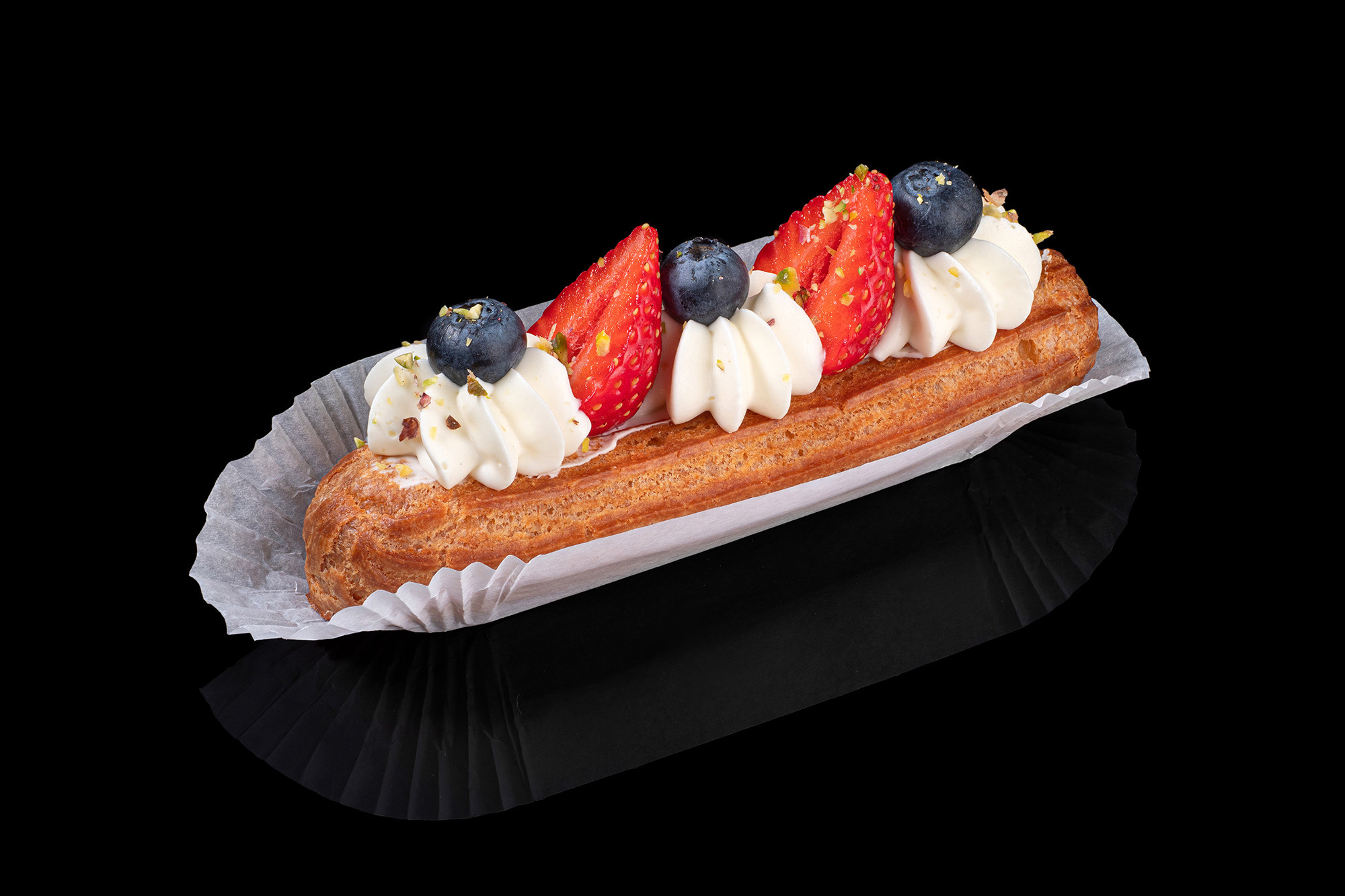 Воздушный эклер с заварным кремом и клубникой