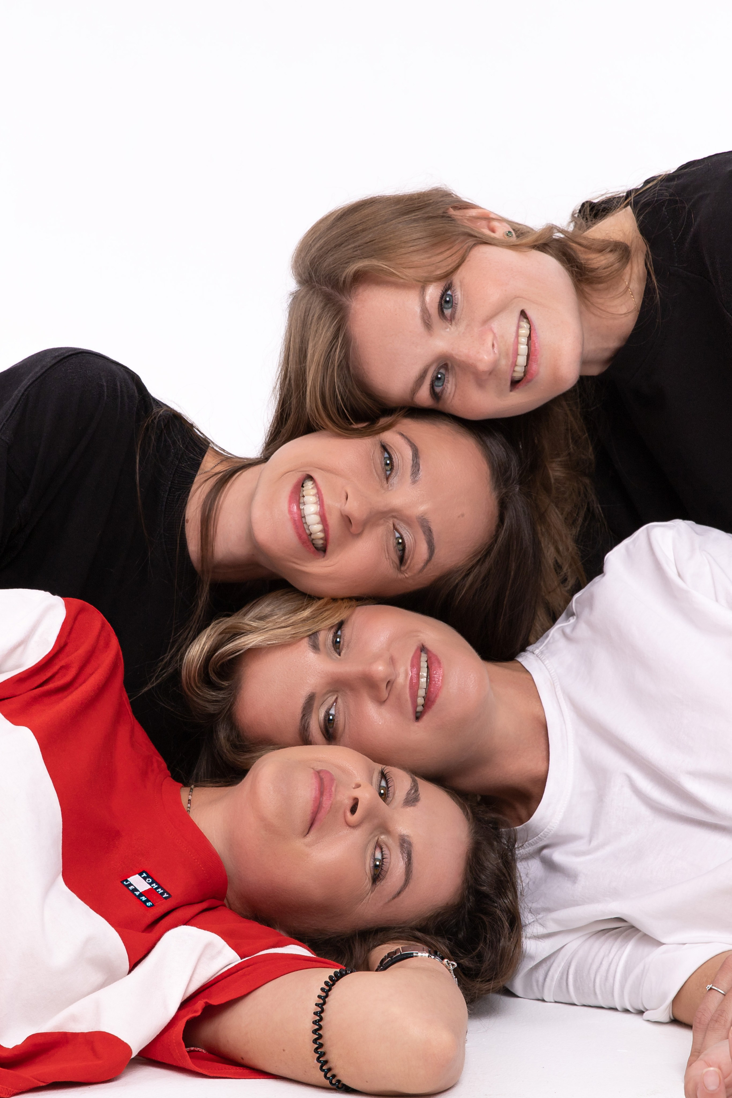 Friends. Фотосессия друзей. ФОТОГРАФ РАДОСТИ Фотосессия в студии СПб. Портретный фотограф — Юрий Торлопов