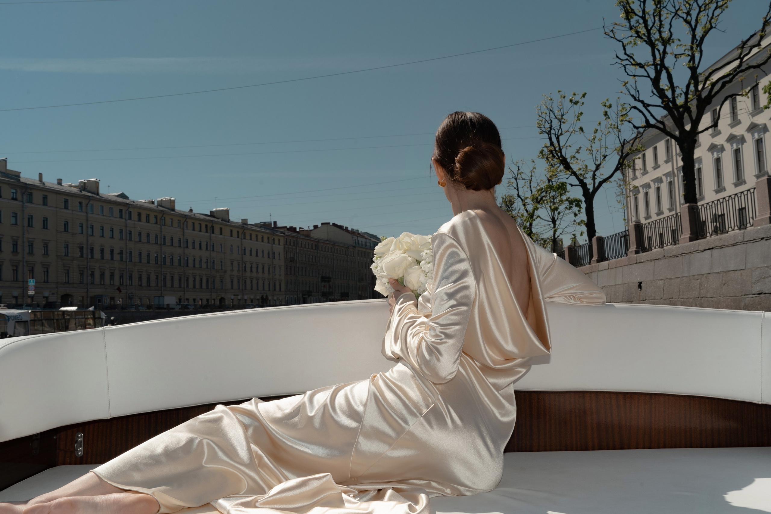 Прогулка по рекам и каналам Петербурга — свадебная фотосессия на катере. Свадебный фотограф Дмитрий Родионов — Санкт-Петербург и Ленинградская область