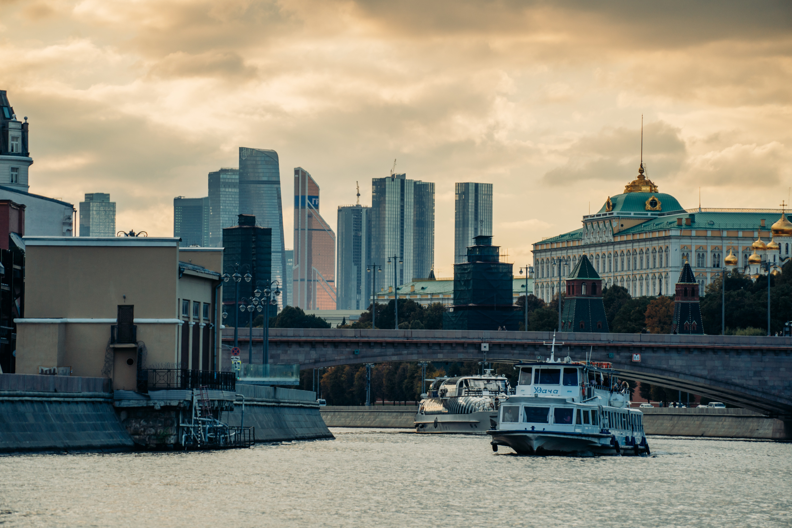 Речная прогулка по Москва реке. Портретная съемка в Москве, студийный фотограф Игорь Фомин