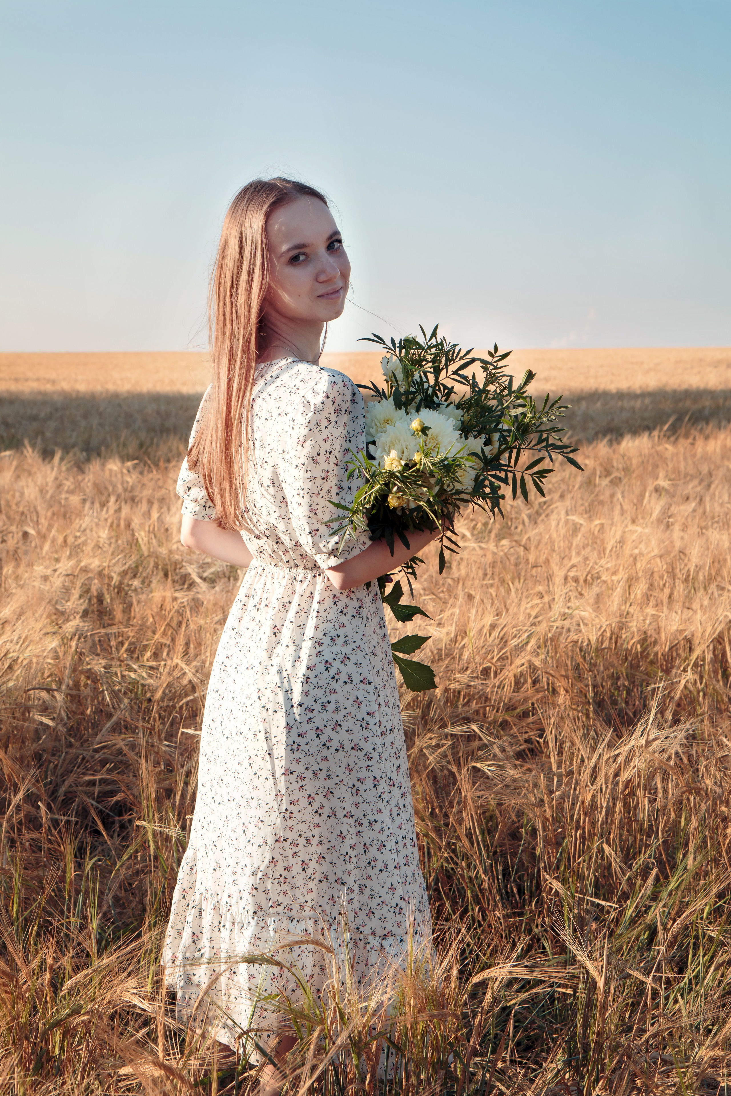 Фотосессия в поле. Фотограф в Шелехове, лучшие выпускные альбомы в Шелехове