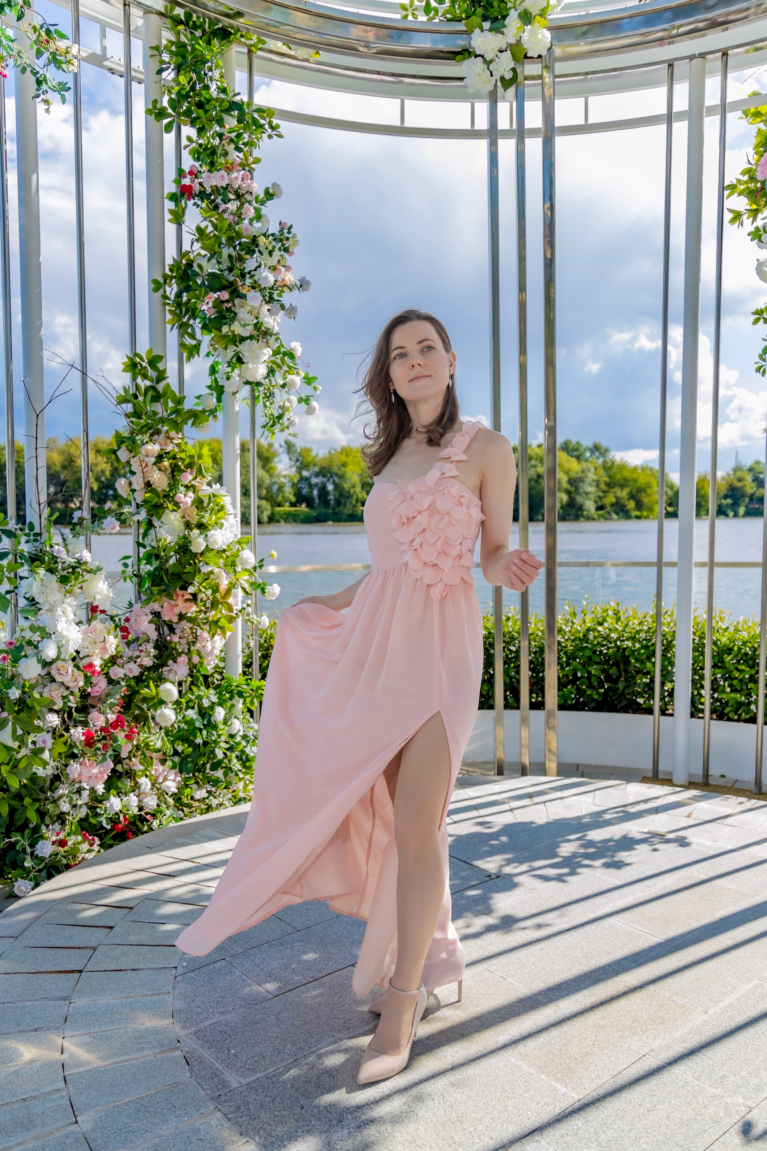 Фотосессия на новой набережной Коломенского: нежность, цветы и вдохновение. Репортажный, семейный и студийный фотограф в Москве Демин Алексей