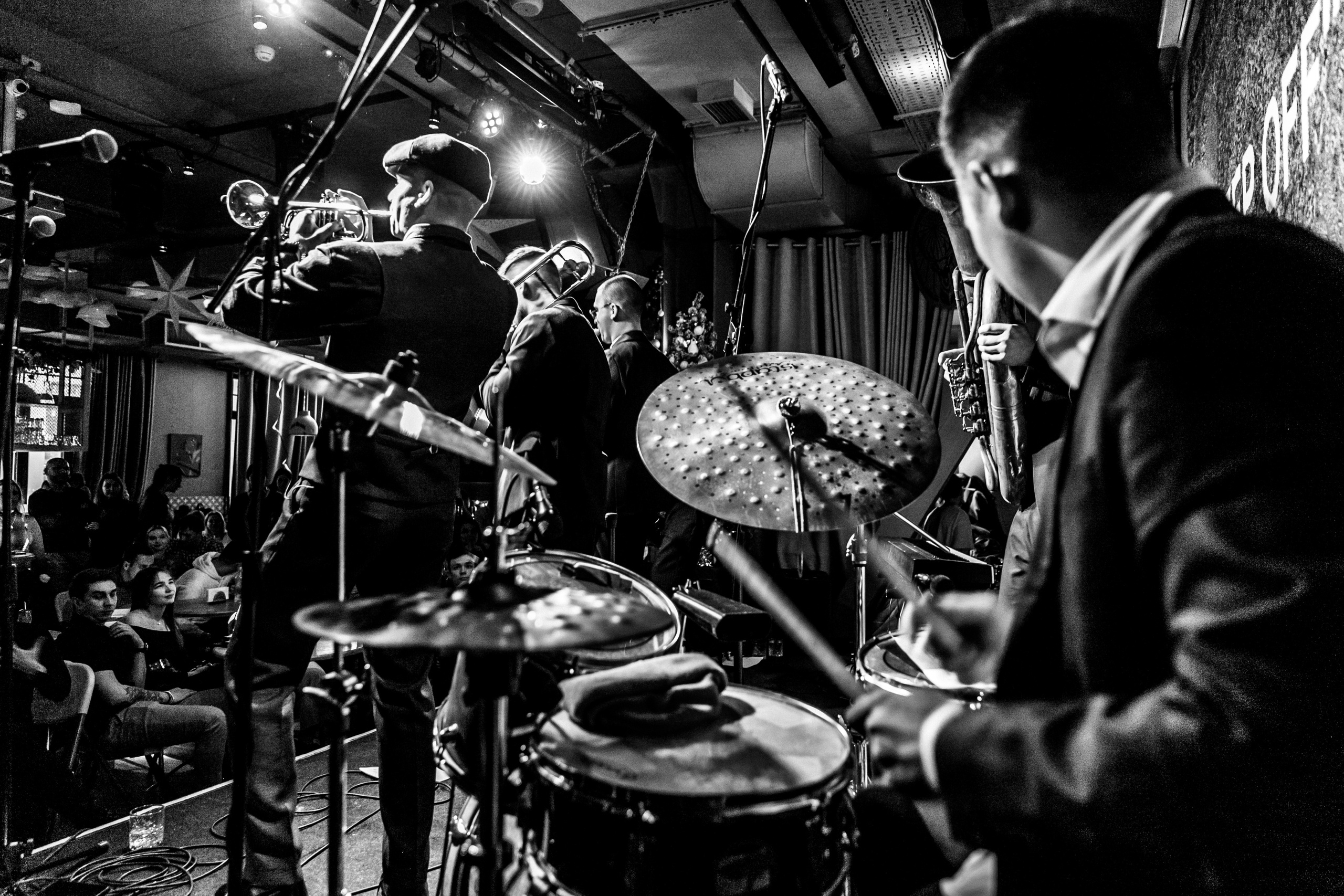 Концерт Mad Brass Band в баре «Техника безопасности». Свадебный фотограф в Москве Элина Ларченкова. Фото, которые цепляют