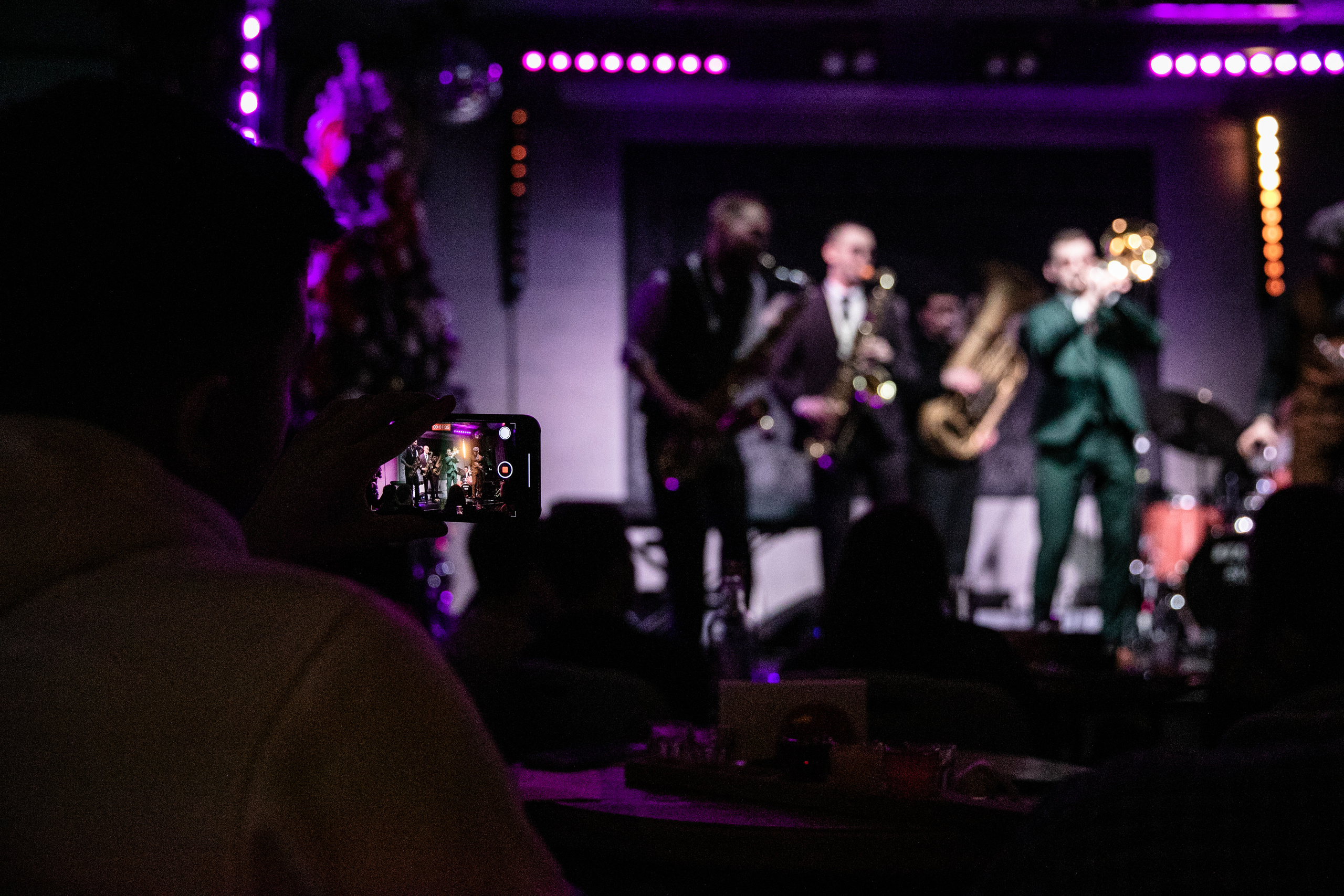 Концерт Mad Brass Band в баре «Техника безопасности». Свадебный фотограф в Москве Элина Ларченкова. Фото, которые цепляют