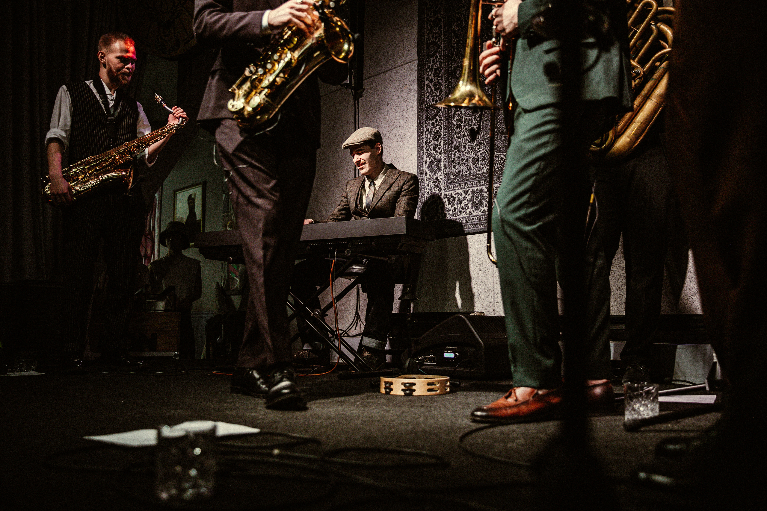 Концерт Mad Brass Band в баре «Техника безопасности». Свадебный фотограф в Москве Элина Ларченкова. Фото, которые цепляют