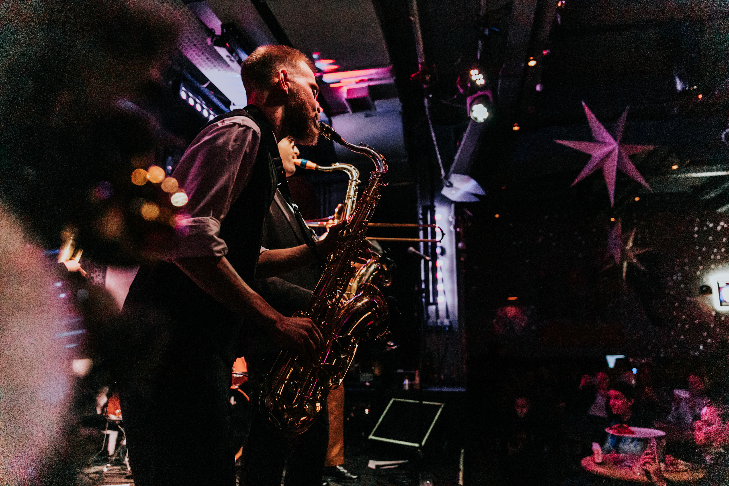 Концерт Mad Brass Band в баре «Техника безопасности». Свадебный фотограф в Москве Элина Ларченкова. Фото, которые цепляют