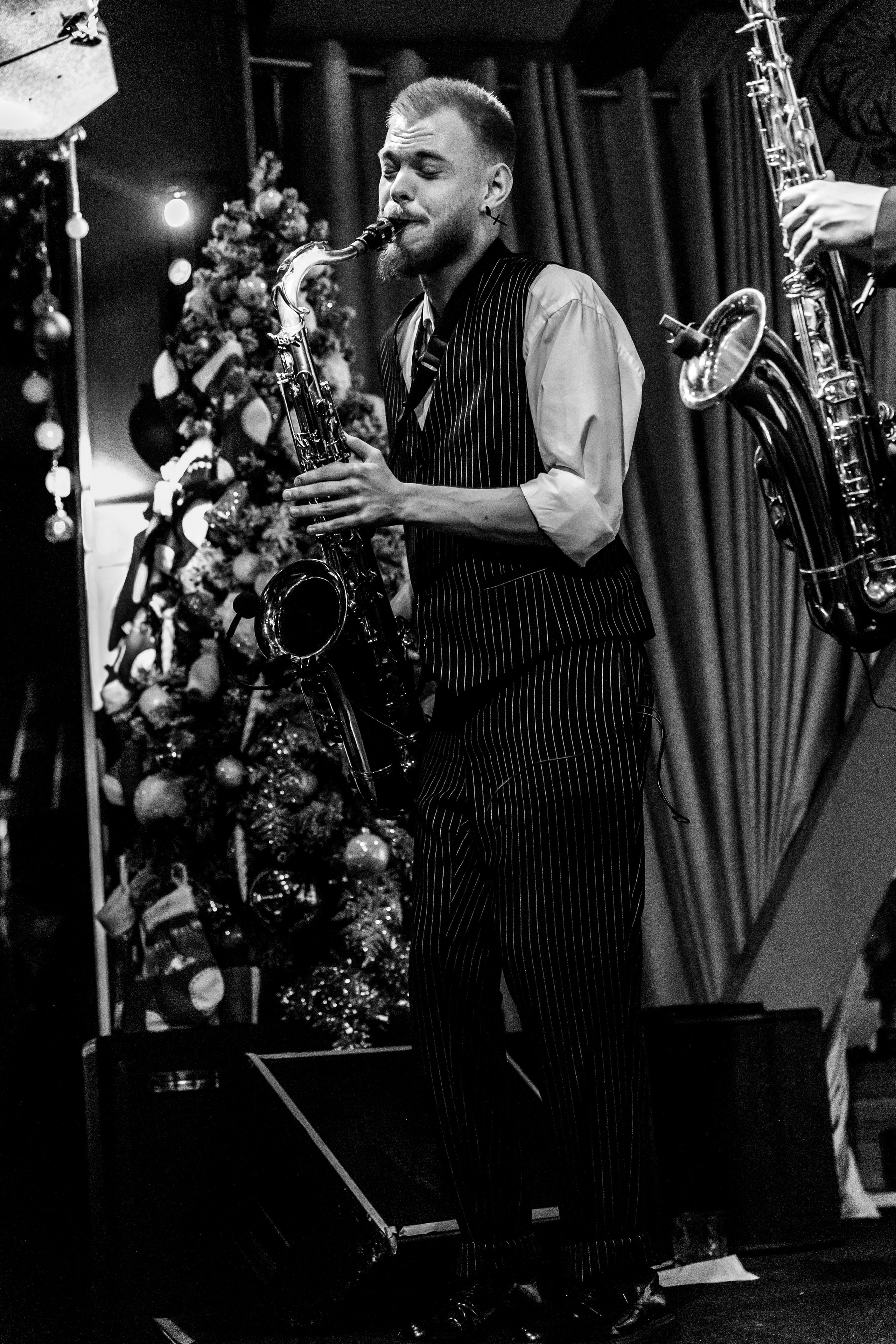 Концерт Mad Brass Band в баре «Техника безопасности». Свадебный фотограф в Москве Элина Ларченкова. Фото, которые цепляют