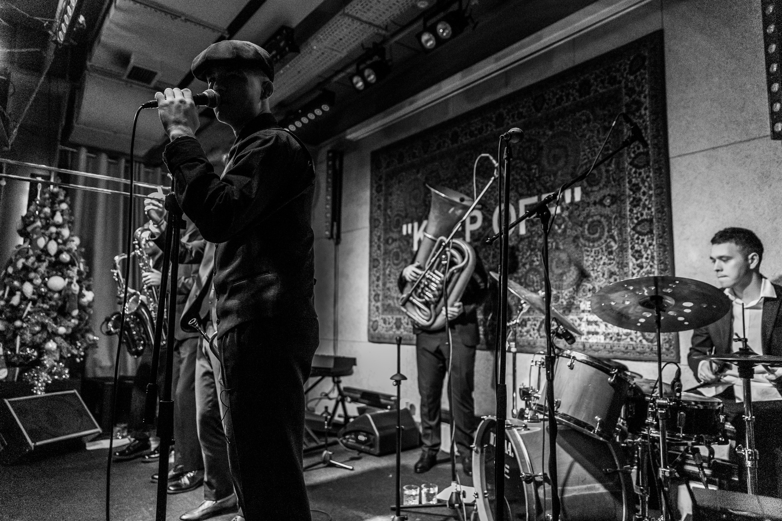 Концерт Mad Brass Band в баре «Техника безопасности». Свадебный фотограф в Москве Элина Ларченкова. Фото, которые цепляют