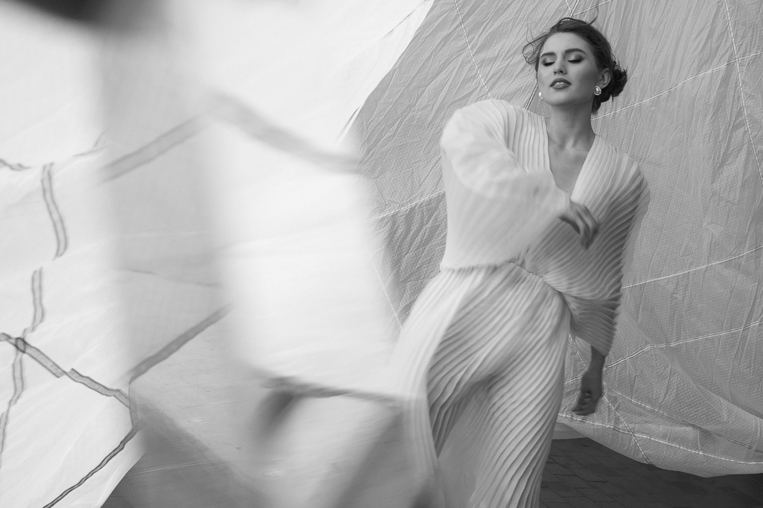 Свадебная фотосессия в студии с парашютом. Свадебный фотограф в Москве Элина Ларченкова. Фото, которые цепляют