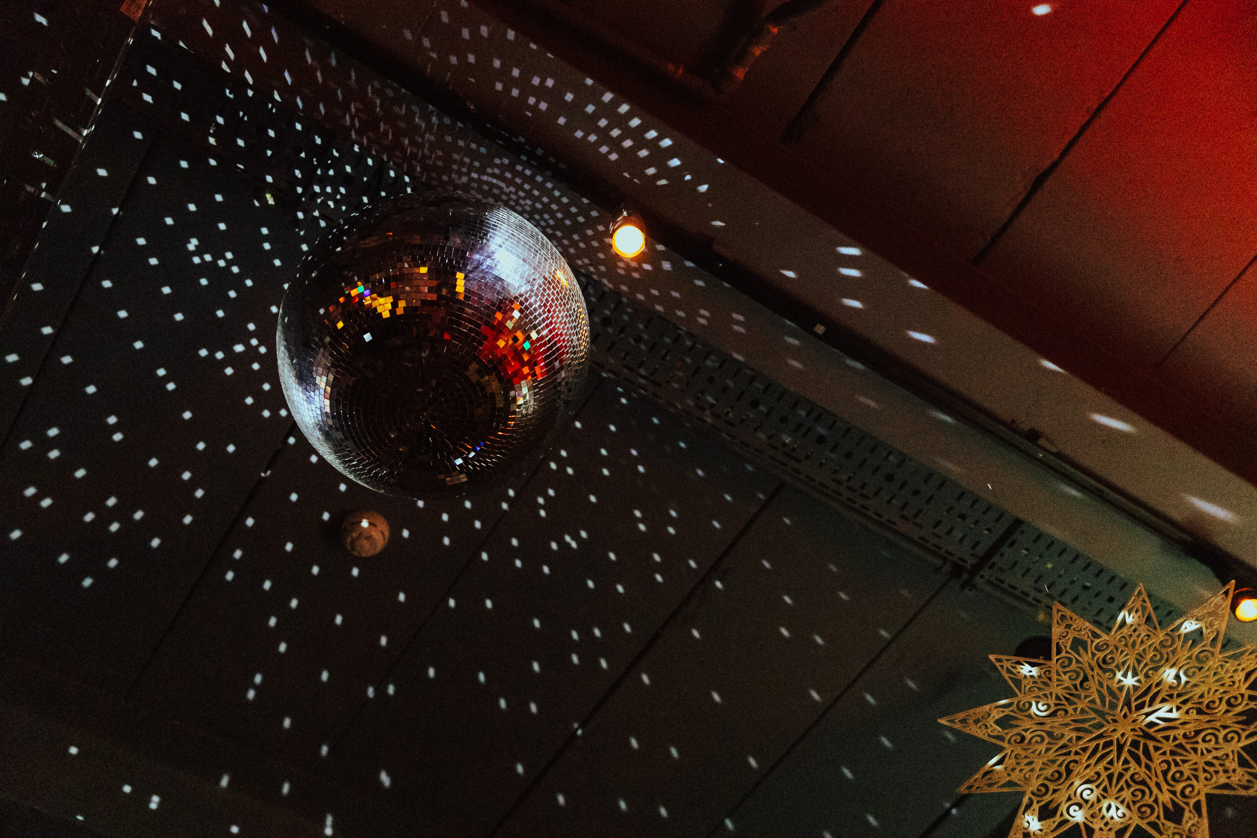 Концерт Mad Brass Band в баре «Техника безопасности». Свадебный фотограф в Москве Элина Ларченкова. Фото, которые цепляют