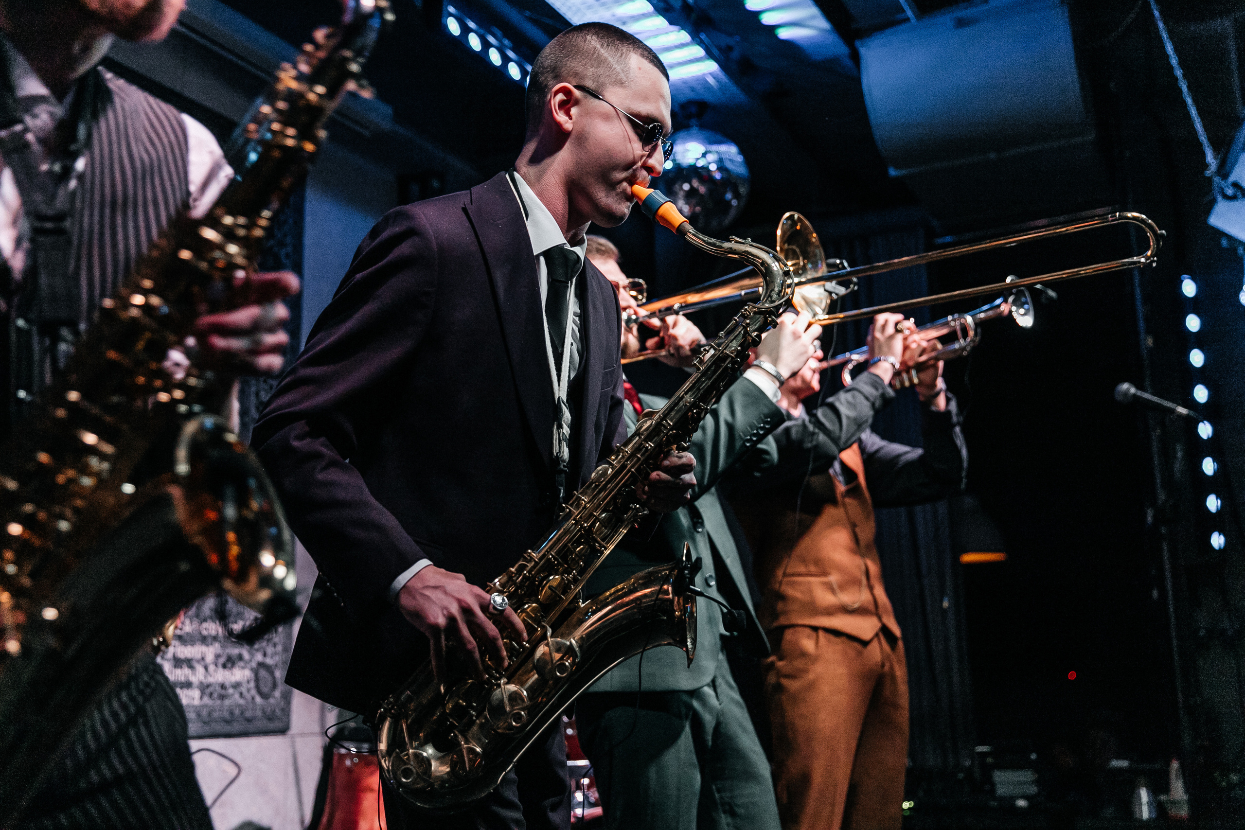 Концерт Mad Brass Band в баре «Техника безопасности». Свадебный фотограф в Москве Элина Ларченкова. Фото, которые цепляют