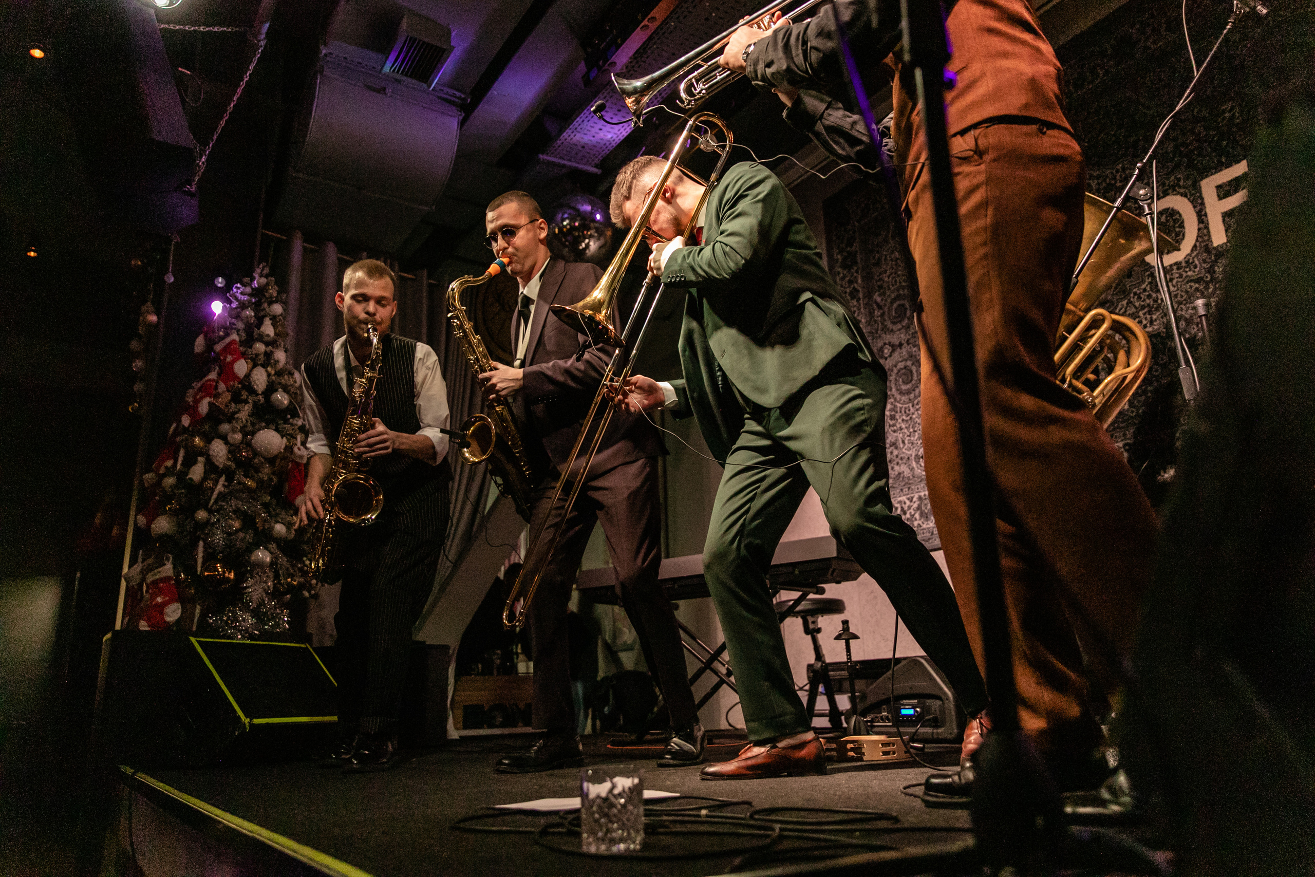 Концерт Mad Brass Band в баре «Техника безопасности». Свадебный фотограф в Москве Элина Ларченкова. Фото, которые цепляют