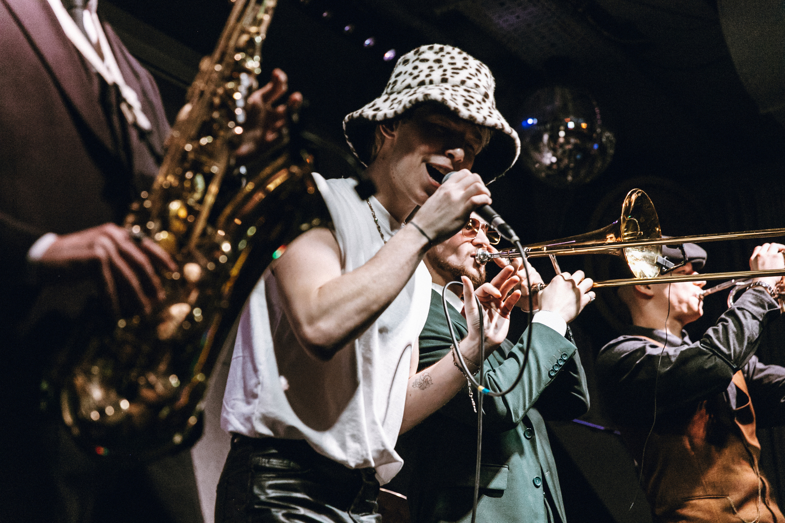 Концерт Mad Brass Band в баре «Техника безопасности». Свадебный фотограф в Москве Элина Ларченкова. Фото, которые цепляют