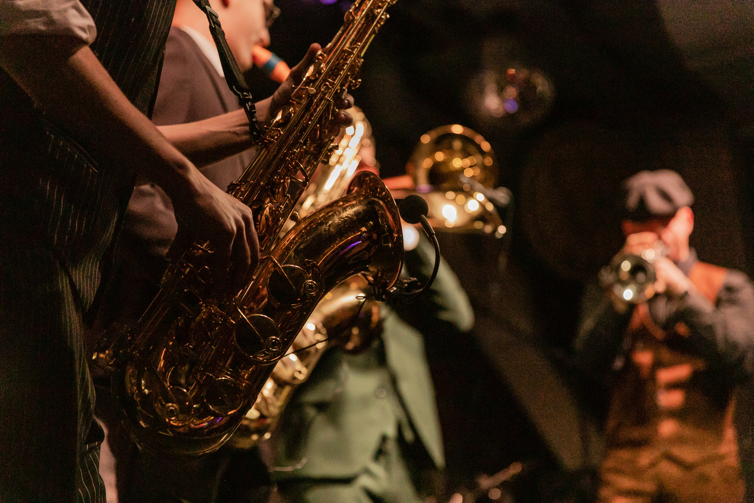 Концерт Mad Brass Band в баре «Техника безопасности». Свадебный фотограф в Москве Элина Ларченкова. Фото, которые цепляют