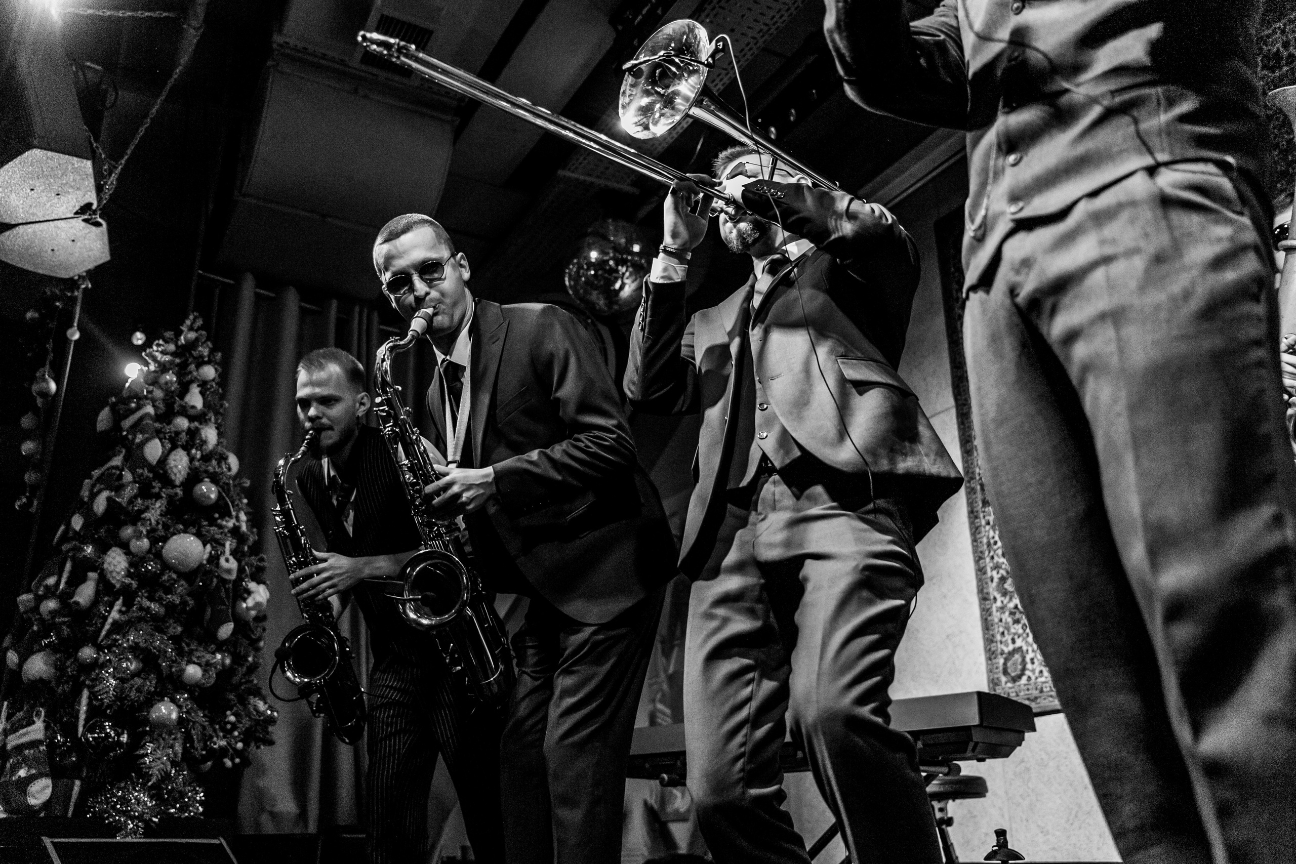 Концерт Mad Brass Band в баре «Техника безопасности». Свадебный фотограф в Москве Элина Ларченкова. Фото, которые цепляют