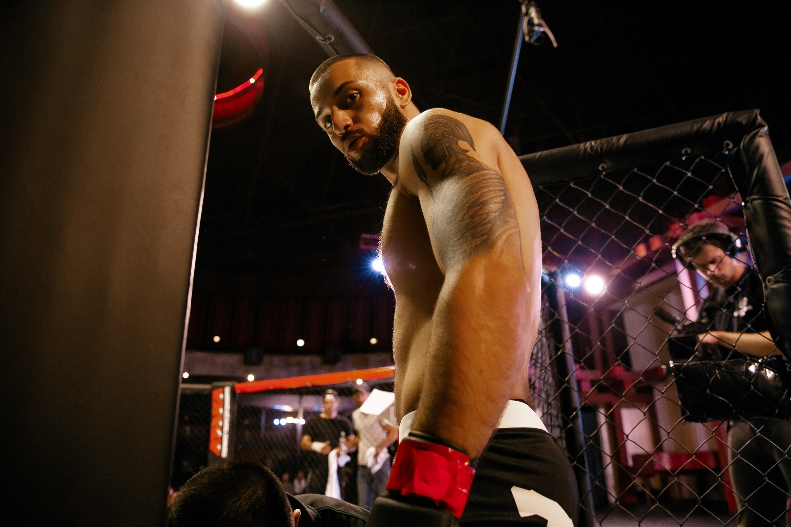 Выход бойца в октагон MMA репортажная фотография