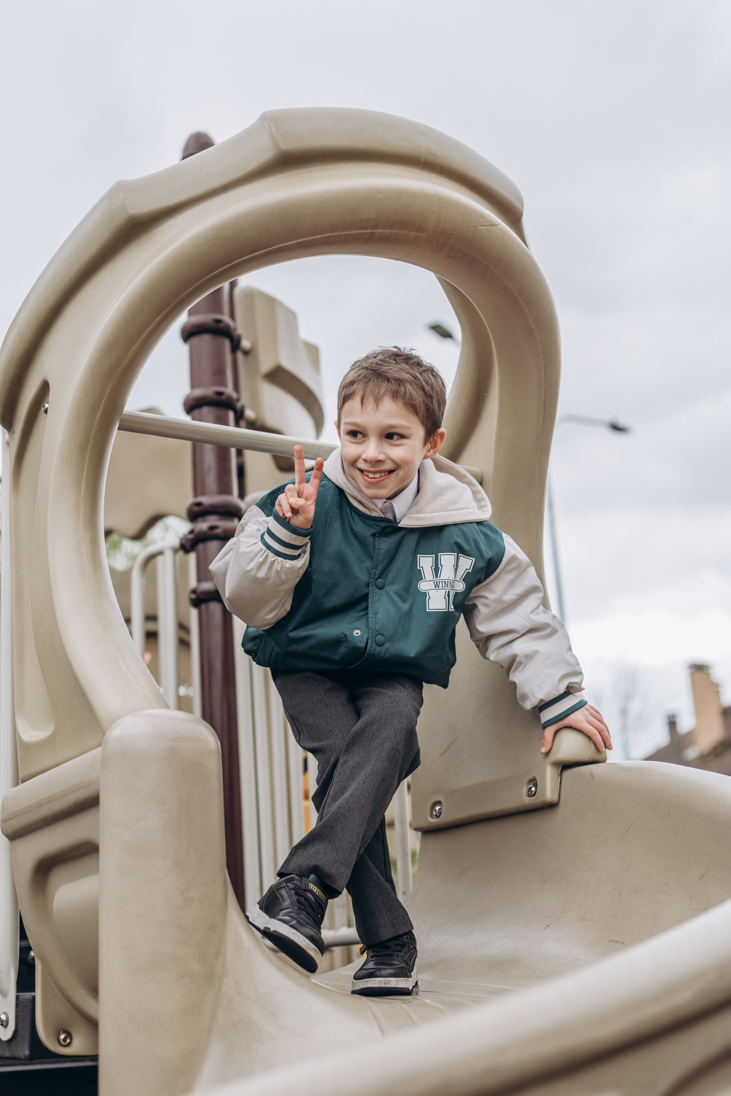 Выпускной альбом 1 класса — фотосессия в школе, деликатная ретушь и дизайн в Москве. MILATE — выпускные альбомы, фотосессии и видео в Москве