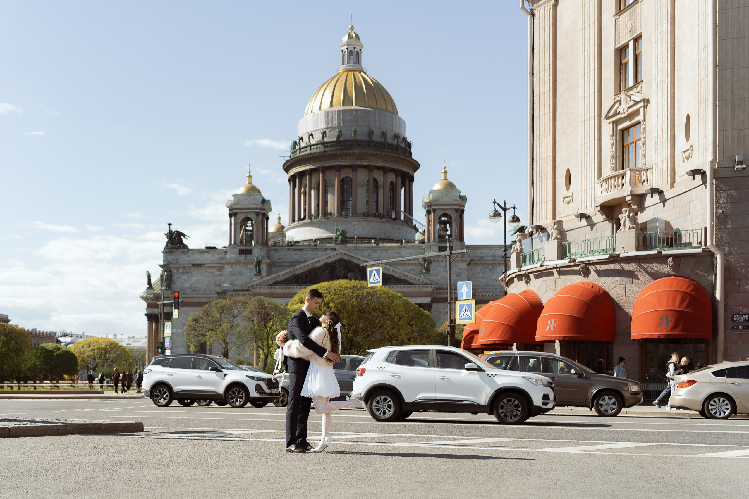 Пара на фоне Исаакия и отеля «Астория», классический вид Санкт-Петербурга