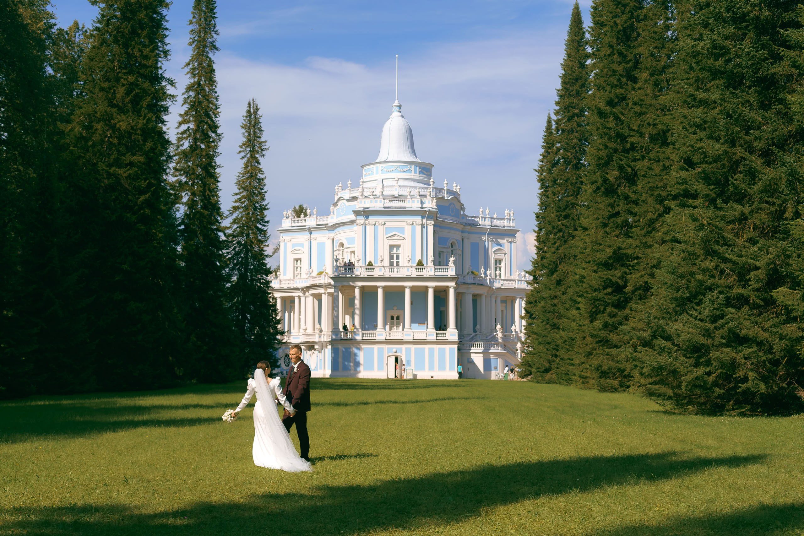 Семён и Настя на фоне дворца в парке Ораниенбаум — свадебная прогулка в Петербурге