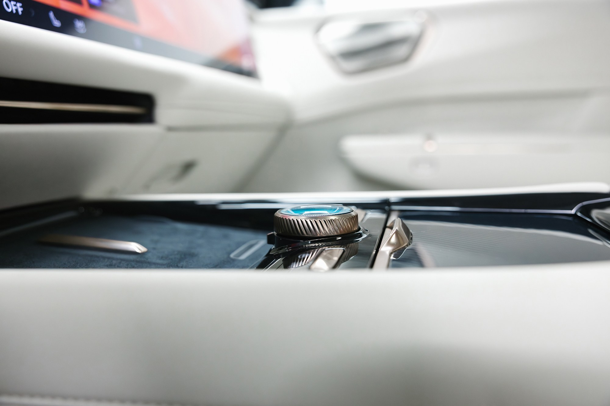 Lynk & Co 900 Ultra 2,0hyb 4WD AT (734 л. с.), 2025 г, 2,0 л бензин. Автосалон «Х-Авто»