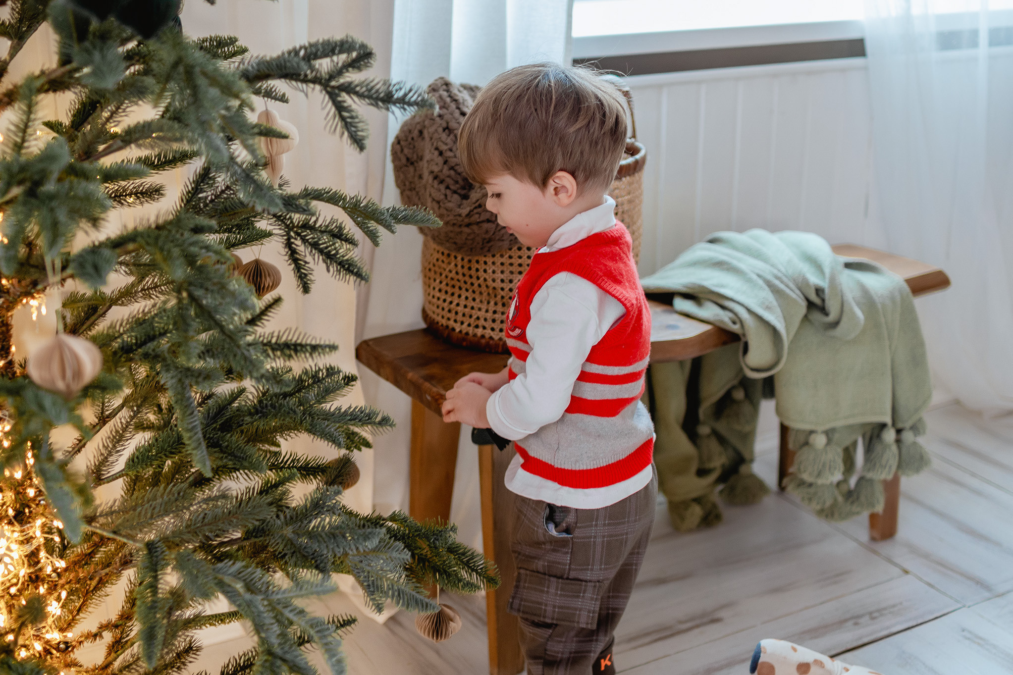 Елена, Демид, Денис. Новогодняя семейная фотосессия в фотостудии. Юлия Басня семейный и свадебный фотограф в Донецке