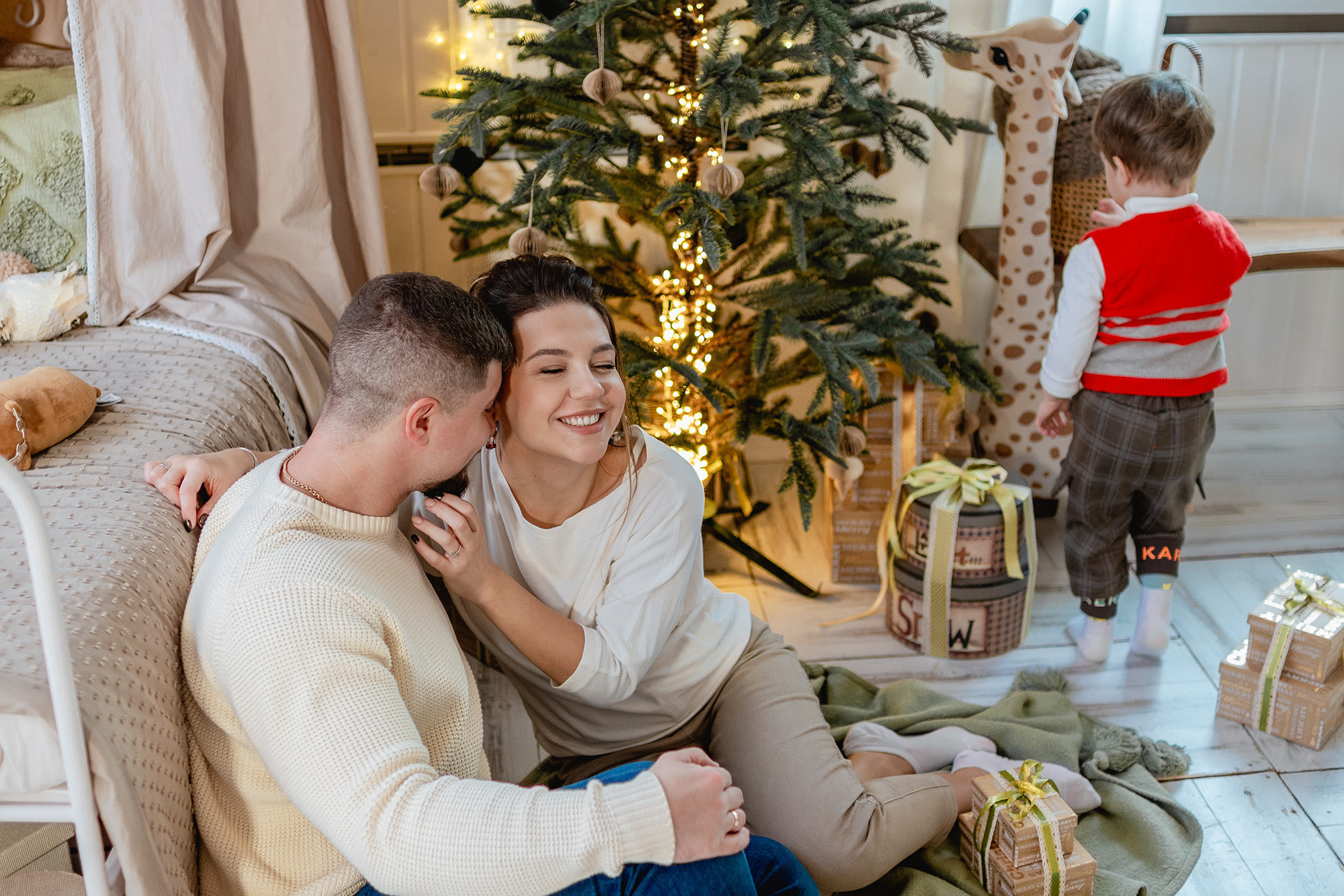 Семейная новогодняя фотосессия в красивой светлой фотостуии